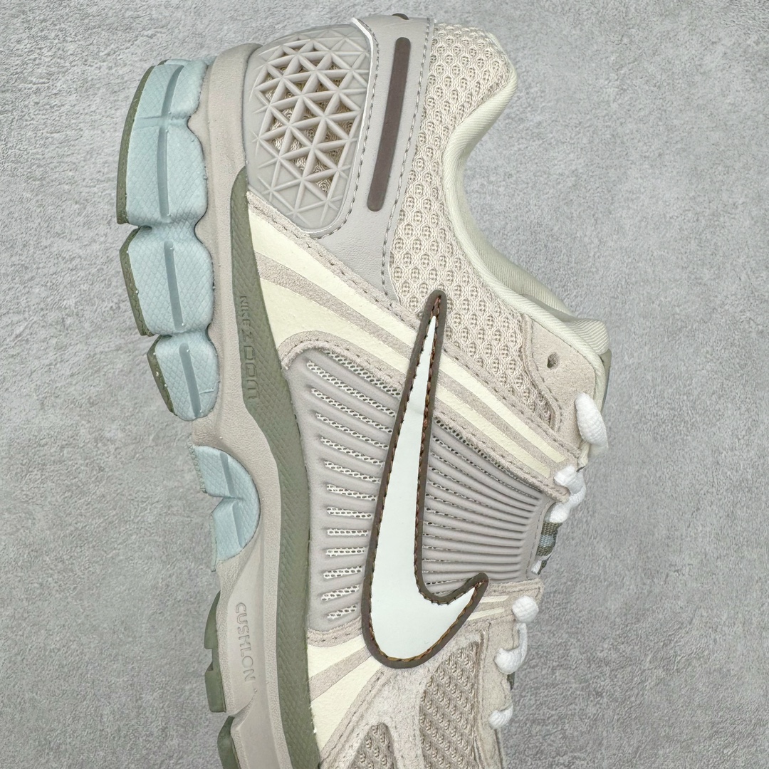 图片[6]-＃HP纯原 NK Air Zoom Vomero 5 经典复古潮流运动跑鞋 FZ3653-104 原装纸板楦头开发 独家私模八层组合大底 市场唯一正确版本 进口三文治网面 融蕴繁复设计风范和丰富层次感 缔造运动鞋佳选 助你轻松型出范 开辟独属于自己的路 鞋款采用多层设计 融入织物与合成材质 塑就本季出众鞋款 合成材质与织物组合鞋面 经久耐穿 后跟网眼拼接和透气孔设计 轻盈透气Zoom Air缓震配置提供出色回弹缓震性能 实现快速离地的出众脚感 巧糅科技感和低调设计 为鞋款注入反光细节 令你迈步间尽显闪耀魅力 结合中性色调 让你驾驭不同穿搭 打造非凡造型 尺码：36 36.5 37.5 38 38.5 39 40 40.5 41 42 42.5 43 44 44.5 45 46-选品中心