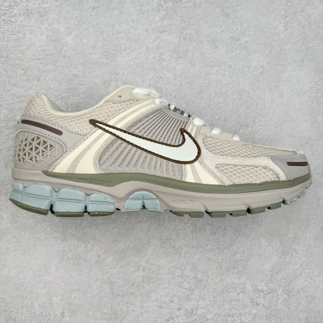 ＃HP纯原 NK Air Zoom Vomero 5 经典复古潮流运动跑鞋 FZ3653-104 原装纸板楦头开发 独家私模八层组合大底 市场唯一正确版本 进口三文治网面 融蕴繁复设计风范和丰富层次感 缔造运动鞋佳选 助你轻松型出范 开辟独属于自己的路 鞋款采用多层设计 融入织物与合成材质 塑就本季出众鞋款 合成材质与织物组合鞋面 经久耐穿 后跟网眼拼接和透气孔设计 轻盈透气Zoom Air缓震配置提供出色回弹缓震性能 实现快速离地的出众脚感 巧糅科技感和低调设计 为鞋款注入反光细节 令你迈步间尽显闪耀魅力 结合中性色调 让你驾驭不同穿搭 打造非凡造型 尺码：36 36.5 37.5 38 38.5 39 40 40.5 41 42 42.5 43 44 44.5 45 46-选品中心