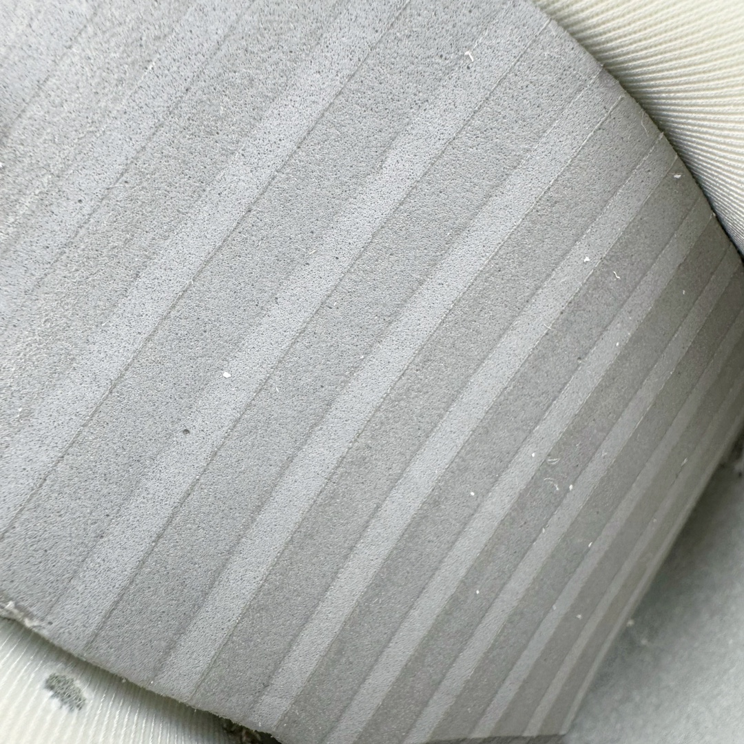 图片[11]-＃HP纯原 NK Air Zoom Vomero 5 经典复古潮流运动跑鞋 FZ3653-104 原装纸板楦头开发 独家私模八层组合大底 市场唯一正确版本 进口三文治网面 融蕴繁复设计风范和丰富层次感 缔造运动鞋佳选 助你轻松型出范 开辟独属于自己的路 鞋款采用多层设计 融入织物与合成材质 塑就本季出众鞋款 合成材质与织物组合鞋面 经久耐穿 后跟网眼拼接和透气孔设计 轻盈透气Zoom Air缓震配置提供出色回弹缓震性能 实现快速离地的出众脚感 巧糅科技感和低调设计 为鞋款注入反光细节 令你迈步间尽显闪耀魅力 结合中性色调 让你驾驭不同穿搭 打造非凡造型 尺码：36 36.5 37.5 38 38.5 39 40 40.5 41 42 42.5 43 44 44.5 45 46-选品中心