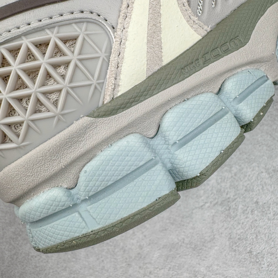 图片[19]-＃HP纯原 NK Air Zoom Vomero 5 经典复古潮流运动跑鞋 FZ3653-104 原装纸板楦头开发 独家私模八层组合大底 市场唯一正确版本 进口三文治网面 融蕴繁复设计风范和丰富层次感 缔造运动鞋佳选 助你轻松型出范 开辟独属于自己的路 鞋款采用多层设计 融入织物与合成材质 塑就本季出众鞋款 合成材质与织物组合鞋面 经久耐穿 后跟网眼拼接和透气孔设计 轻盈透气Zoom Air缓震配置提供出色回弹缓震性能 实现快速离地的出众脚感 巧糅科技感和低调设计 为鞋款注入反光细节 令你迈步间尽显闪耀魅力 结合中性色调 让你驾驭不同穿搭 打造非凡造型 尺码：36 36.5 37.5 38 38.5 39 40 40.5 41 42 42.5 43 44 44.5 45 46-选品中心