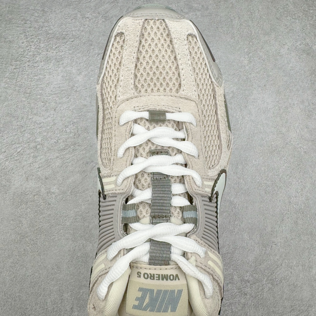 图片[4]-＃HP纯原 NK Air Zoom Vomero 5 经典复古潮流运动跑鞋 FZ3653-104 原装纸板楦头开发 独家私模八层组合大底 市场唯一正确版本 进口三文治网面 融蕴繁复设计风范和丰富层次感 缔造运动鞋佳选 助你轻松型出范 开辟独属于自己的路 鞋款采用多层设计 融入织物与合成材质 塑就本季出众鞋款 合成材质与织物组合鞋面 经久耐穿 后跟网眼拼接和透气孔设计 轻盈透气Zoom Air缓震配置提供出色回弹缓震性能 实现快速离地的出众脚感 巧糅科技感和低调设计 为鞋款注入反光细节 令你迈步间尽显闪耀魅力 结合中性色调 让你驾驭不同穿搭 打造非凡造型 尺码：36 36.5 37.5 38 38.5 39 40 40.5 41 42 42.5 43 44 44.5 45 46-选品中心