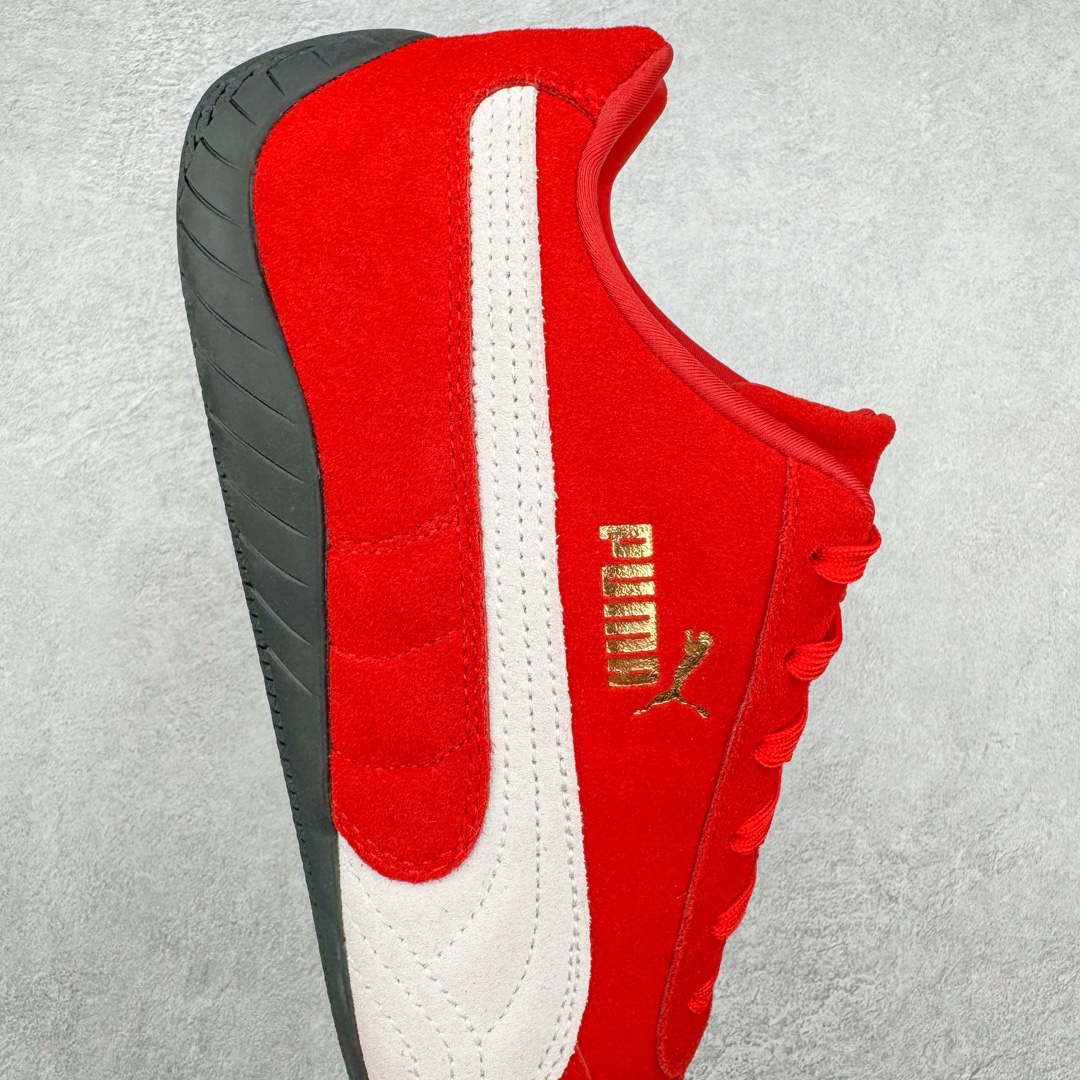 图片[6]-＃S2纯原 PUMA Speedca OG 彪马极速赛车系列低帮德训风拼接复古百搭休闲运动赛车鞋 鞋款从80、90年代赛车手所穿的防火赛车鞋为原型，鞋身线条模仿了赛车的流线廓形，体现了空气动力学原理的结构。简约流畅的外观，恰好又和贯穿其中的Formstrip Logo融合恰到好处，视觉上细节丰富且协调。本次Speedcat OG鞋款归来，最大看点自然式保留了窄版鞋型以及薄底构造。这两年各品牌鞋底越做越厚，Speedcat反其道而行之，上脚几乎无鞋底的效果带来耳目一新的视觉体验。鞋面依旧是以质感细腻的麂皮材质打造，并且大面积近乎全包裹的使用，复古味道也愈发浓烈。配色上更是将最原始的黑色和红色带回，向F1赛车队的标志性队服致敬。相信让各位一眼种草的更多是出挑的大红色，上脚即可瞬间点亮整体造型，在以球鞋为核心的OOTD中脱颖而出。而另一款黑色则是低调的万金油，彰显新潮个性的同时又不喧宾夺主，也是热爱简约系穿搭朋友的首选。 尺码：36 37 37.5 38 38.5 39 40 40.5 41 42 42.5 43 44 44.5 45 46-选品中心