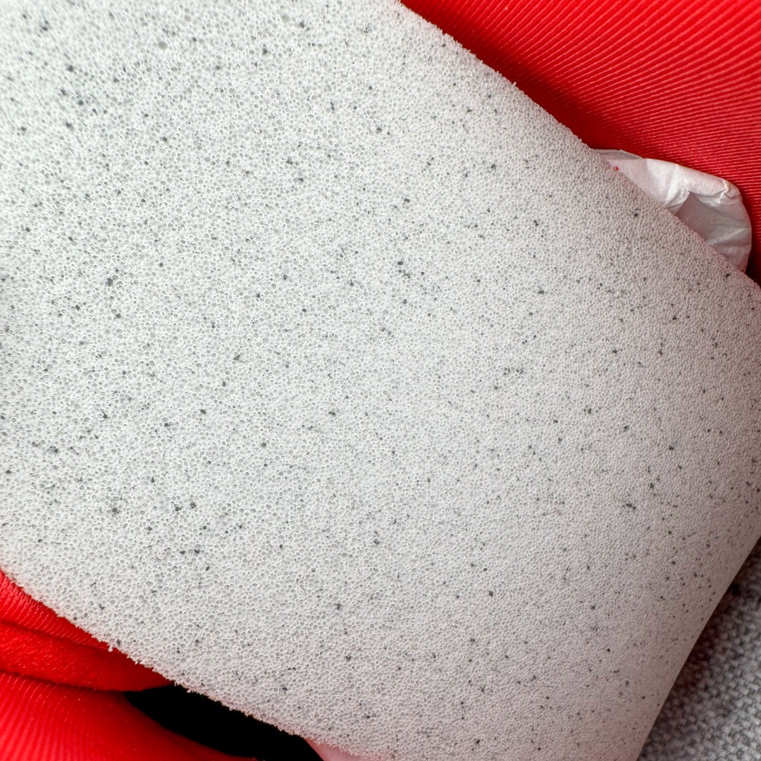 图片[11]-＃S2纯原 PUMA Speedca OG 彪马极速赛车系列低帮德训风拼接复古百搭休闲运动赛车鞋 鞋款从80、90年代赛车手所穿的防火赛车鞋为原型，鞋身线条模仿了赛车的流线廓形，体现了空气动力学原理的结构。简约流畅的外观，恰好又和贯穿其中的Formstrip Logo融合恰到好处，视觉上细节丰富且协调。本次Speedcat OG鞋款归来，最大看点自然式保留了窄版鞋型以及薄底构造。这两年各品牌鞋底越做越厚，Speedcat反其道而行之，上脚几乎无鞋底的效果带来耳目一新的视觉体验。鞋面依旧是以质感细腻的麂皮材质打造，并且大面积近乎全包裹的使用，复古味道也愈发浓烈。配色上更是将最原始的黑色和红色带回，向F1赛车队的标志性队服致敬。相信让各位一眼种草的更多是出挑的大红色，上脚即可瞬间点亮整体造型，在以球鞋为核心的OOTD中脱颖而出。而另一款黑色则是低调的万金油，彰显新潮个性的同时又不喧宾夺主，也是热爱简约系穿搭朋友的首选。 尺码：36 37 37.5 38 38.5 39 40 40.5 41 42 42.5 43 44 44.5 45 46-选品中心