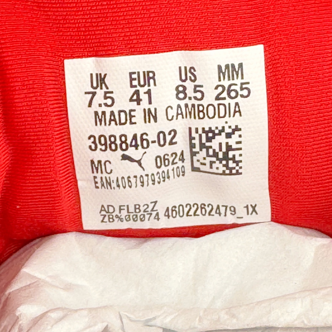 图片[12]-＃S2纯原 PUMA Speedca OG 彪马极速赛车系列低帮德训风拼接复古百搭休闲运动赛车鞋 鞋款从80、90年代赛车手所穿的防火赛车鞋为原型，鞋身线条模仿了赛车的流线廓形，体现了空气动力学原理的结构。简约流畅的外观，恰好又和贯穿其中的Formstrip Logo融合恰到好处，视觉上细节丰富且协调。本次Speedcat OG鞋款归来，最大看点自然式保留了窄版鞋型以及薄底构造。这两年各品牌鞋底越做越厚，Speedcat反其道而行之，上脚几乎无鞋底的效果带来耳目一新的视觉体验。鞋面依旧是以质感细腻的麂皮材质打造，并且大面积近乎全包裹的使用，复古味道也愈发浓烈。配色上更是将最原始的黑色和红色带回，向F1赛车队的标志性队服致敬。相信让各位一眼种草的更多是出挑的大红色，上脚即可瞬间点亮整体造型，在以球鞋为核心的OOTD中脱颖而出。而另一款黑色则是低调的万金油，彰显新潮个性的同时又不喧宾夺主，也是热爱简约系穿搭朋友的首选。 尺码：36 37 37.5 38 38.5 39 40 40.5 41 42 42.5 43 44 44.5 45 46-选品中心