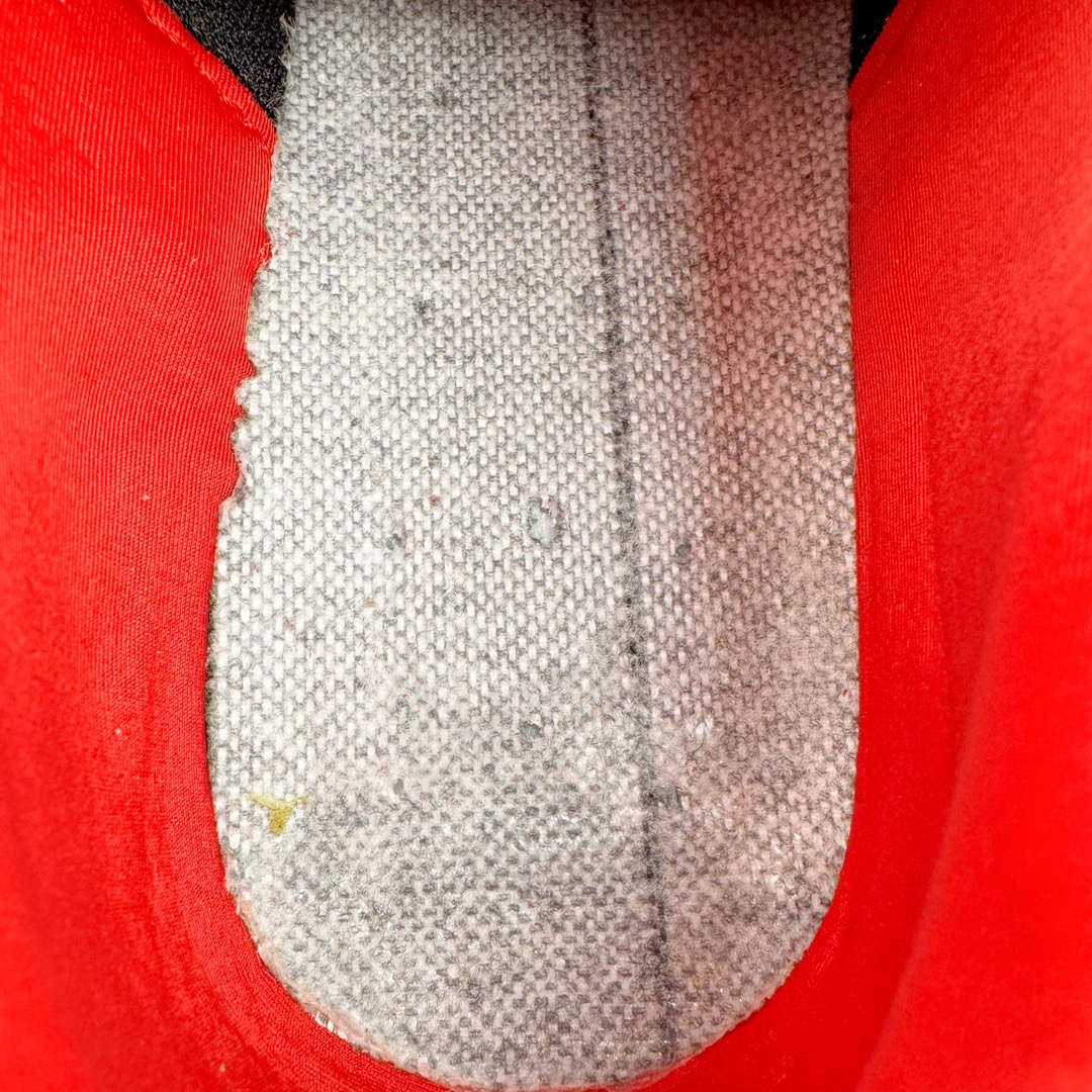 图片[10]-＃S2纯原 PUMA Speedca OG 彪马极速赛车系列低帮德训风拼接复古百搭休闲运动赛车鞋 鞋款从80、90年代赛车手所穿的防火赛车鞋为原型，鞋身线条模仿了赛车的流线廓形，体现了空气动力学原理的结构。简约流畅的外观，恰好又和贯穿其中的Formstrip Logo融合恰到好处，视觉上细节丰富且协调。本次Speedcat OG鞋款归来，最大看点自然式保留了窄版鞋型以及薄底构造。这两年各品牌鞋底越做越厚，Speedcat反其道而行之，上脚几乎无鞋底的效果带来耳目一新的视觉体验。鞋面依旧是以质感细腻的麂皮材质打造，并且大面积近乎全包裹的使用，复古味道也愈发浓烈。配色上更是将最原始的黑色和红色带回，向F1赛车队的标志性队服致敬。相信让各位一眼种草的更多是出挑的大红色，上脚即可瞬间点亮整体造型，在以球鞋为核心的OOTD中脱颖而出。而另一款黑色则是低调的万金油，彰显新潮个性的同时又不喧宾夺主，也是热爱简约系穿搭朋友的首选。 尺码：36 37 37.5 38 38.5 39 40 40.5 41 42 42.5 43 44 44.5 45 46-选品中心