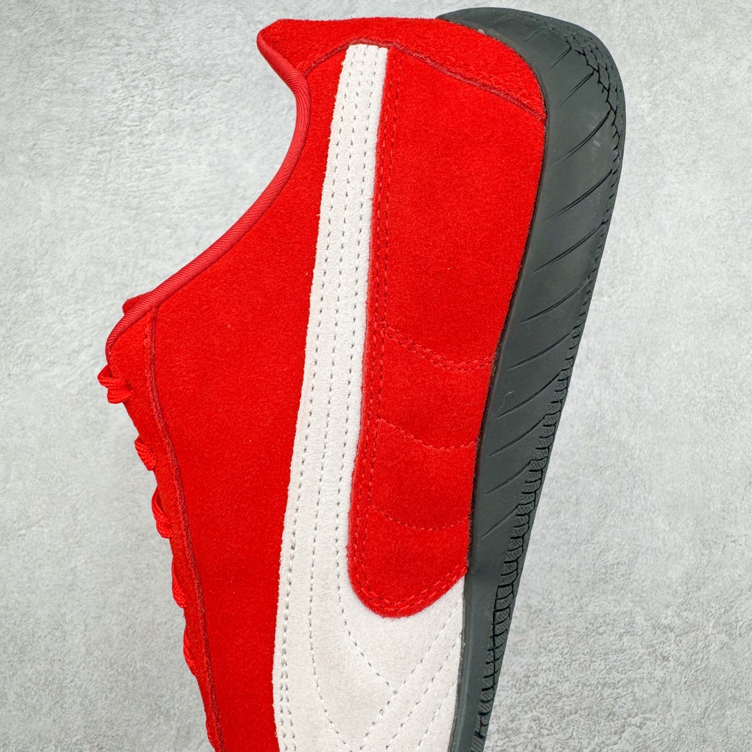 图片[7]-＃S2纯原 PUMA Speedca OG 彪马极速赛车系列低帮德训风拼接复古百搭休闲运动赛车鞋 鞋款从80、90年代赛车手所穿的防火赛车鞋为原型，鞋身线条模仿了赛车的流线廓形，体现了空气动力学原理的结构。简约流畅的外观，恰好又和贯穿其中的Formstrip Logo融合恰到好处，视觉上细节丰富且协调。本次Speedcat OG鞋款归来，最大看点自然式保留了窄版鞋型以及薄底构造。这两年各品牌鞋底越做越厚，Speedcat反其道而行之，上脚几乎无鞋底的效果带来耳目一新的视觉体验。鞋面依旧是以质感细腻的麂皮材质打造，并且大面积近乎全包裹的使用，复古味道也愈发浓烈。配色上更是将最原始的黑色和红色带回，向F1赛车队的标志性队服致敬。相信让各位一眼种草的更多是出挑的大红色，上脚即可瞬间点亮整体造型，在以球鞋为核心的OOTD中脱颖而出。而另一款黑色则是低调的万金油，彰显新潮个性的同时又不喧宾夺主，也是热爱简约系穿搭朋友的首选。 尺码：36 37 37.5 38 38.5 39 40 40.5 41 42 42.5 43 44 44.5 45 46-选品中心