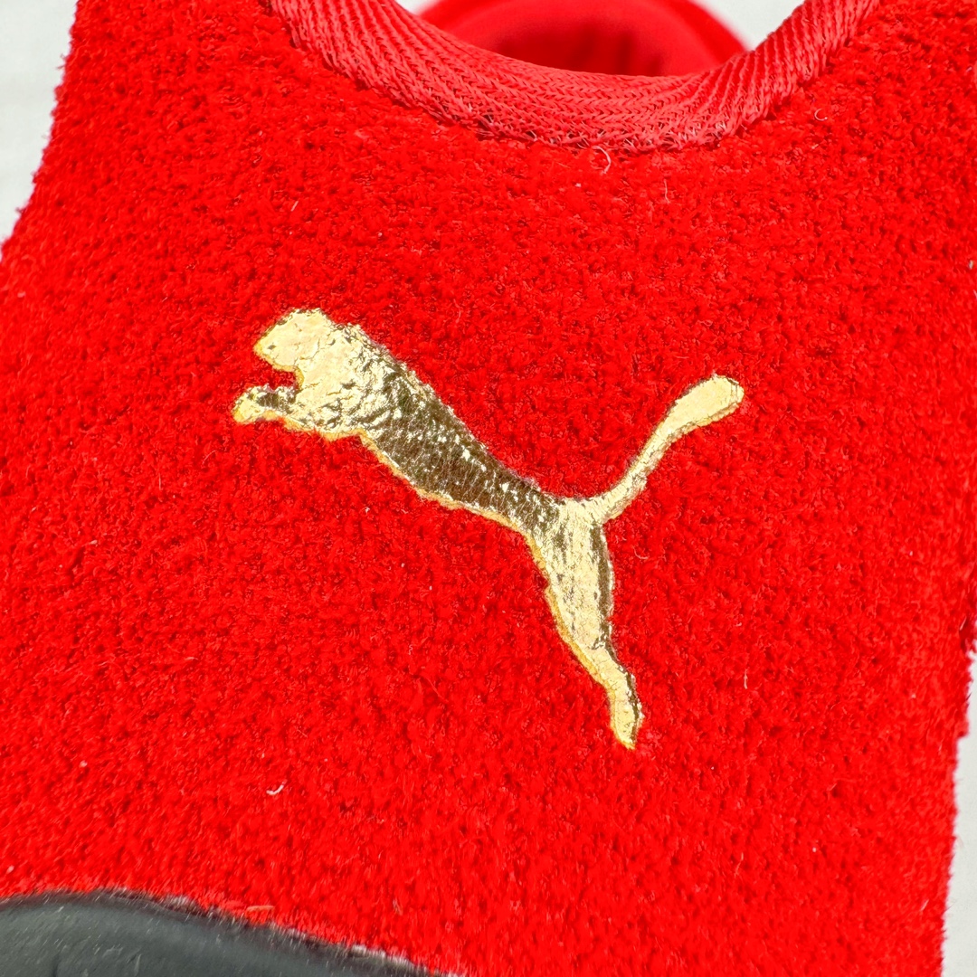 图片[13]-＃S2纯原 PUMA Speedca OG 彪马极速赛车系列低帮德训风拼接复古百搭休闲运动赛车鞋 鞋款从80、90年代赛车手所穿的防火赛车鞋为原型，鞋身线条模仿了赛车的流线廓形，体现了空气动力学原理的结构。简约流畅的外观，恰好又和贯穿其中的Formstrip Logo融合恰到好处，视觉上细节丰富且协调。本次Speedcat OG鞋款归来，最大看点自然式保留了窄版鞋型以及薄底构造。这两年各品牌鞋底越做越厚，Speedcat反其道而行之，上脚几乎无鞋底的效果带来耳目一新的视觉体验。鞋面依旧是以质感细腻的麂皮材质打造，并且大面积近乎全包裹的使用，复古味道也愈发浓烈。配色上更是将最原始的黑色和红色带回，向F1赛车队的标志性队服致敬。相信让各位一眼种草的更多是出挑的大红色，上脚即可瞬间点亮整体造型，在以球鞋为核心的OOTD中脱颖而出。而另一款黑色则是低调的万金油，彰显新潮个性的同时又不喧宾夺主，也是热爱简约系穿搭朋友的首选。 尺码：36 37 37.5 38 38.5 39 40 40.5 41 42 42.5 43 44 44.5 45 46-选品中心