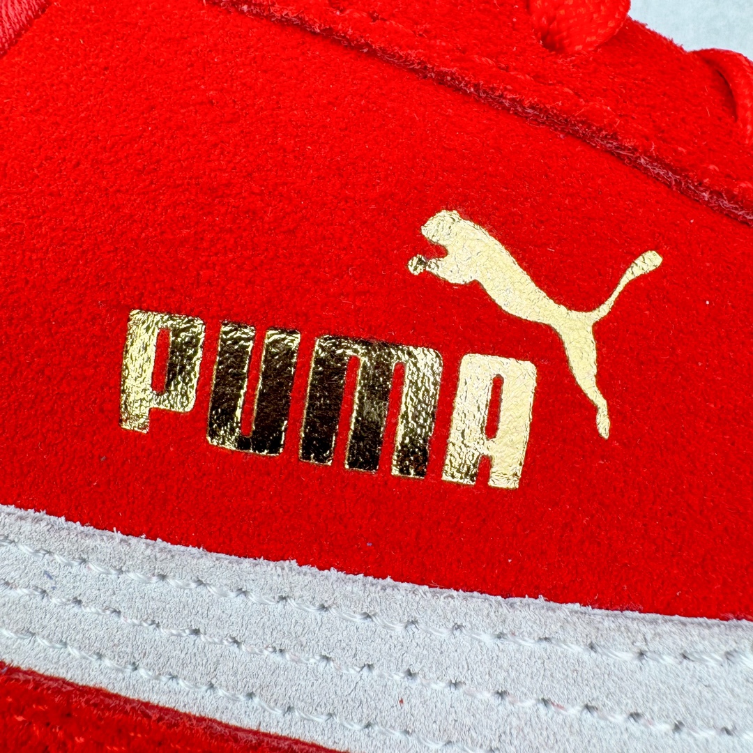 图片[19]-＃S2纯原 PUMA Speedca OG 彪马极速赛车系列低帮德训风拼接复古百搭休闲运动赛车鞋 鞋款从80、90年代赛车手所穿的防火赛车鞋为原型，鞋身线条模仿了赛车的流线廓形，体现了空气动力学原理的结构。简约流畅的外观，恰好又和贯穿其中的Formstrip Logo融合恰到好处，视觉上细节丰富且协调。本次Speedcat OG鞋款归来，最大看点自然式保留了窄版鞋型以及薄底构造。这两年各品牌鞋底越做越厚，Speedcat反其道而行之，上脚几乎无鞋底的效果带来耳目一新的视觉体验。鞋面依旧是以质感细腻的麂皮材质打造，并且大面积近乎全包裹的使用，复古味道也愈发浓烈。配色上更是将最原始的黑色和红色带回，向F1赛车队的标志性队服致敬。相信让各位一眼种草的更多是出挑的大红色，上脚即可瞬间点亮整体造型，在以球鞋为核心的OOTD中脱颖而出。而另一款黑色则是低调的万金油，彰显新潮个性的同时又不喧宾夺主，也是热爱简约系穿搭朋友的首选。 尺码：36 37 37.5 38 38.5 39 40 40.5 41 42 42.5 43 44 44.5 45 46-选品中心