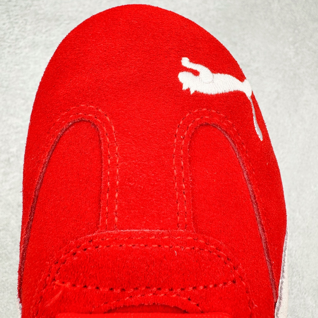 图片[17]-＃S2纯原 PUMA Speedca OG 彪马极速赛车系列低帮德训风拼接复古百搭休闲运动赛车鞋 鞋款从80、90年代赛车手所穿的防火赛车鞋为原型，鞋身线条模仿了赛车的流线廓形，体现了空气动力学原理的结构。简约流畅的外观，恰好又和贯穿其中的Formstrip Logo融合恰到好处，视觉上细节丰富且协调。本次Speedcat OG鞋款归来，最大看点自然式保留了窄版鞋型以及薄底构造。这两年各品牌鞋底越做越厚，Speedcat反其道而行之，上脚几乎无鞋底的效果带来耳目一新的视觉体验。鞋面依旧是以质感细腻的麂皮材质打造，并且大面积近乎全包裹的使用，复古味道也愈发浓烈。配色上更是将最原始的黑色和红色带回，向F1赛车队的标志性队服致敬。相信让各位一眼种草的更多是出挑的大红色，上脚即可瞬间点亮整体造型，在以球鞋为核心的OOTD中脱颖而出。而另一款黑色则是低调的万金油，彰显新潮个性的同时又不喧宾夺主，也是热爱简约系穿搭朋友的首选。 尺码：36 37 37.5 38 38.5 39 40 40.5 41 42 42.5 43 44 44.5 45 46-选品中心