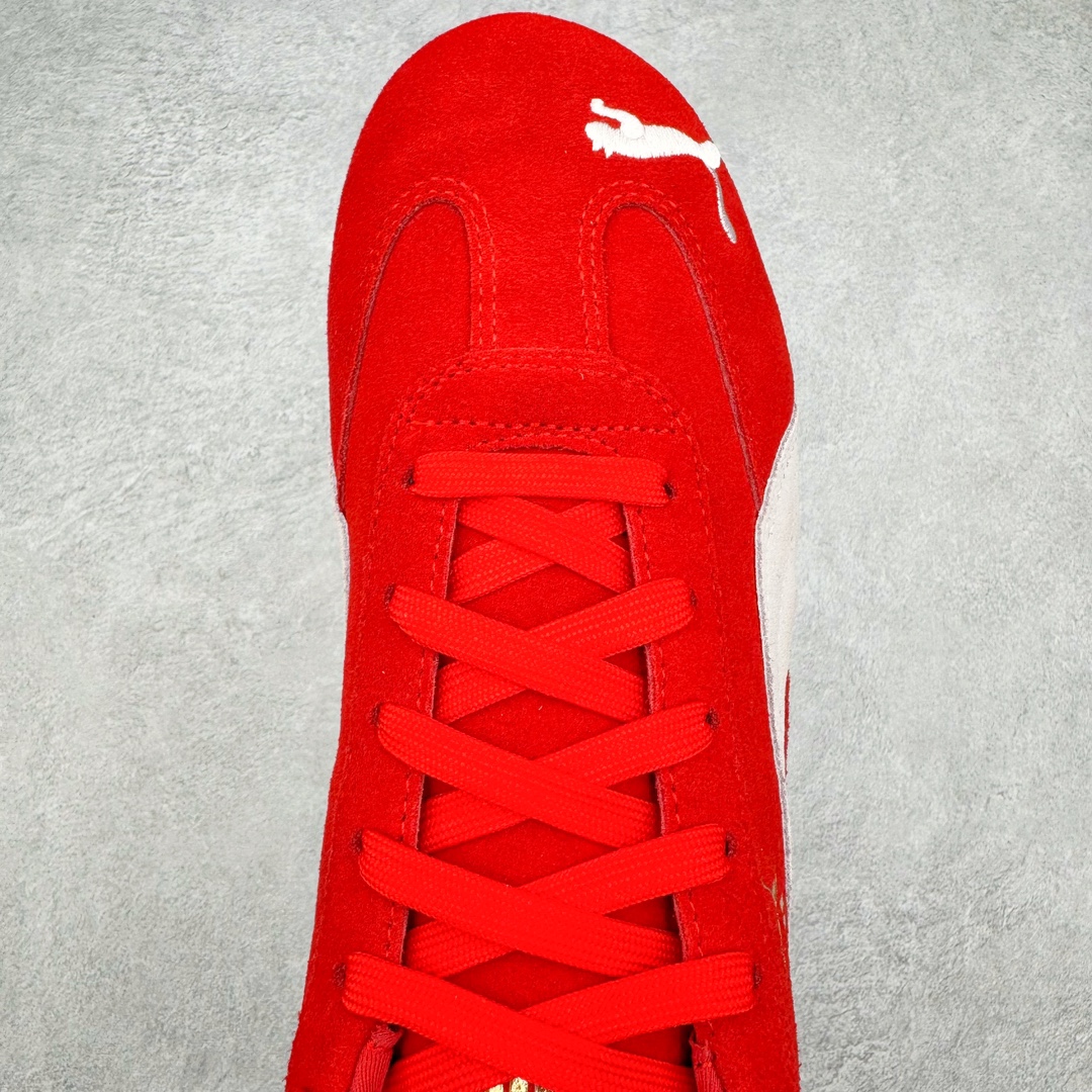 图片[4]-＃S2纯原 PUMA Speedca OG 彪马极速赛车系列低帮德训风拼接复古百搭休闲运动赛车鞋 鞋款从80、90年代赛车手所穿的防火赛车鞋为原型，鞋身线条模仿了赛车的流线廓形，体现了空气动力学原理的结构。简约流畅的外观，恰好又和贯穿其中的Formstrip Logo融合恰到好处，视觉上细节丰富且协调。本次Speedcat OG鞋款归来，最大看点自然式保留了窄版鞋型以及薄底构造。这两年各品牌鞋底越做越厚，Speedcat反其道而行之，上脚几乎无鞋底的效果带来耳目一新的视觉体验。鞋面依旧是以质感细腻的麂皮材质打造，并且大面积近乎全包裹的使用，复古味道也愈发浓烈。配色上更是将最原始的黑色和红色带回，向F1赛车队的标志性队服致敬。相信让各位一眼种草的更多是出挑的大红色，上脚即可瞬间点亮整体造型，在以球鞋为核心的OOTD中脱颖而出。而另一款黑色则是低调的万金油，彰显新潮个性的同时又不喧宾夺主，也是热爱简约系穿搭朋友的首选。 尺码：36 37 37.5 38 38.5 39 40 40.5 41 42 42.5 43 44 44.5 45 46-选品中心