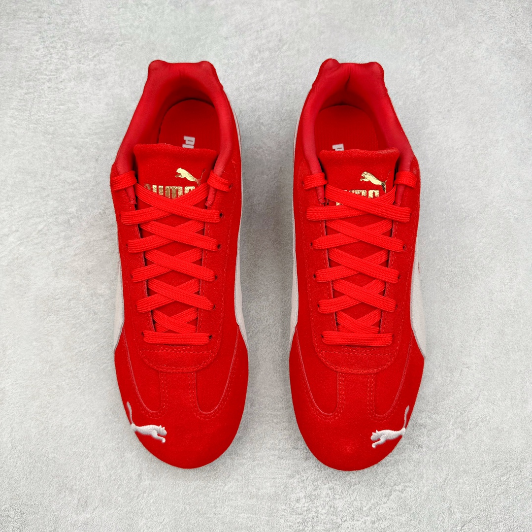 图片[2]-＃S2纯原 PUMA Speedca OG 彪马极速赛车系列低帮德训风拼接复古百搭休闲运动赛车鞋 鞋款从80、90年代赛车手所穿的防火赛车鞋为原型，鞋身线条模仿了赛车的流线廓形，体现了空气动力学原理的结构。简约流畅的外观，恰好又和贯穿其中的Formstrip Logo融合恰到好处，视觉上细节丰富且协调。本次Speedcat OG鞋款归来，最大看点自然式保留了窄版鞋型以及薄底构造。这两年各品牌鞋底越做越厚，Speedcat反其道而行之，上脚几乎无鞋底的效果带来耳目一新的视觉体验。鞋面依旧是以质感细腻的麂皮材质打造，并且大面积近乎全包裹的使用，复古味道也愈发浓烈。配色上更是将最原始的黑色和红色带回，向F1赛车队的标志性队服致敬。相信让各位一眼种草的更多是出挑的大红色，上脚即可瞬间点亮整体造型，在以球鞋为核心的OOTD中脱颖而出。而另一款黑色则是低调的万金油，彰显新潮个性的同时又不喧宾夺主，也是热爱简约系穿搭朋友的首选。 尺码：36 37 37.5 38 38.5 39 40 40.5 41 42 42.5 43 44 44.5 45 46-选品中心