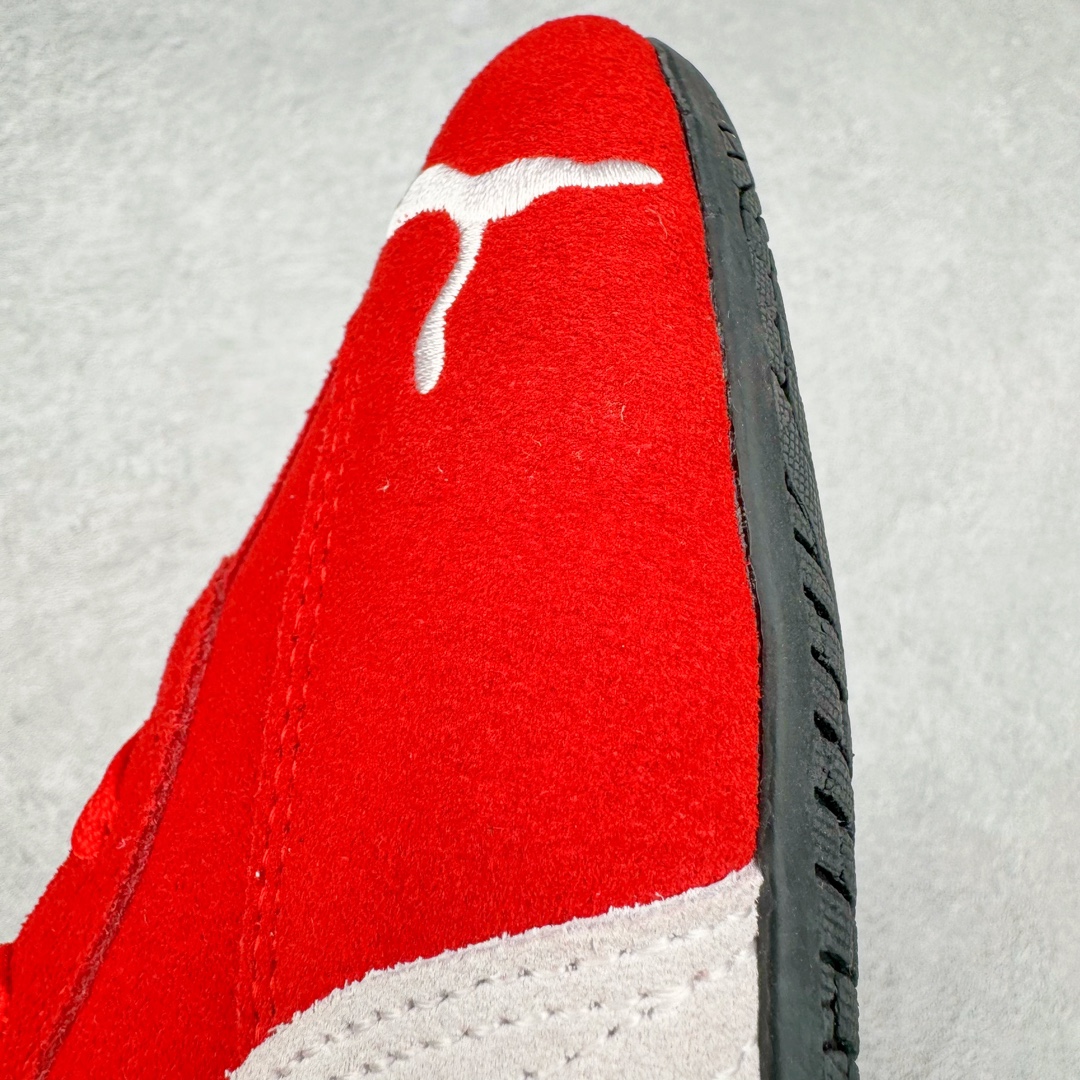 图片[18]-＃S2纯原 PUMA Speedca OG 彪马极速赛车系列低帮德训风拼接复古百搭休闲运动赛车鞋 鞋款从80、90年代赛车手所穿的防火赛车鞋为原型，鞋身线条模仿了赛车的流线廓形，体现了空气动力学原理的结构。简约流畅的外观，恰好又和贯穿其中的Formstrip Logo融合恰到好处，视觉上细节丰富且协调。本次Speedcat OG鞋款归来，最大看点自然式保留了窄版鞋型以及薄底构造。这两年各品牌鞋底越做越厚，Speedcat反其道而行之，上脚几乎无鞋底的效果带来耳目一新的视觉体验。鞋面依旧是以质感细腻的麂皮材质打造，并且大面积近乎全包裹的使用，复古味道也愈发浓烈。配色上更是将最原始的黑色和红色带回，向F1赛车队的标志性队服致敬。相信让各位一眼种草的更多是出挑的大红色，上脚即可瞬间点亮整体造型，在以球鞋为核心的OOTD中脱颖而出。而另一款黑色则是低调的万金油，彰显新潮个性的同时又不喧宾夺主，也是热爱简约系穿搭朋友的首选。 尺码：36 37 37.5 38 38.5 39 40 40.5 41 42 42.5 43 44 44.5 45 46-选品中心