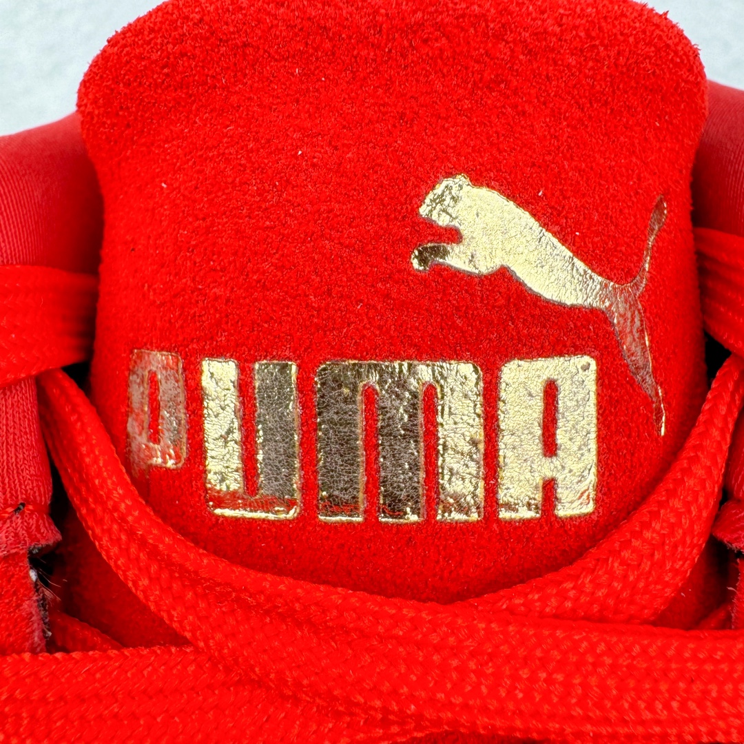 图片[15]-＃S2纯原 PUMA Speedca OG 彪马极速赛车系列低帮德训风拼接复古百搭休闲运动赛车鞋 鞋款从80、90年代赛车手所穿的防火赛车鞋为原型，鞋身线条模仿了赛车的流线廓形，体现了空气动力学原理的结构。简约流畅的外观，恰好又和贯穿其中的Formstrip Logo融合恰到好处，视觉上细节丰富且协调。本次Speedcat OG鞋款归来，最大看点自然式保留了窄版鞋型以及薄底构造。这两年各品牌鞋底越做越厚，Speedcat反其道而行之，上脚几乎无鞋底的效果带来耳目一新的视觉体验。鞋面依旧是以质感细腻的麂皮材质打造，并且大面积近乎全包裹的使用，复古味道也愈发浓烈。配色上更是将最原始的黑色和红色带回，向F1赛车队的标志性队服致敬。相信让各位一眼种草的更多是出挑的大红色，上脚即可瞬间点亮整体造型，在以球鞋为核心的OOTD中脱颖而出。而另一款黑色则是低调的万金油，彰显新潮个性的同时又不喧宾夺主，也是热爱简约系穿搭朋友的首选。 尺码：36 37 37.5 38 38.5 39 40 40.5 41 42 42.5 43 44 44.5 45 46-选品中心