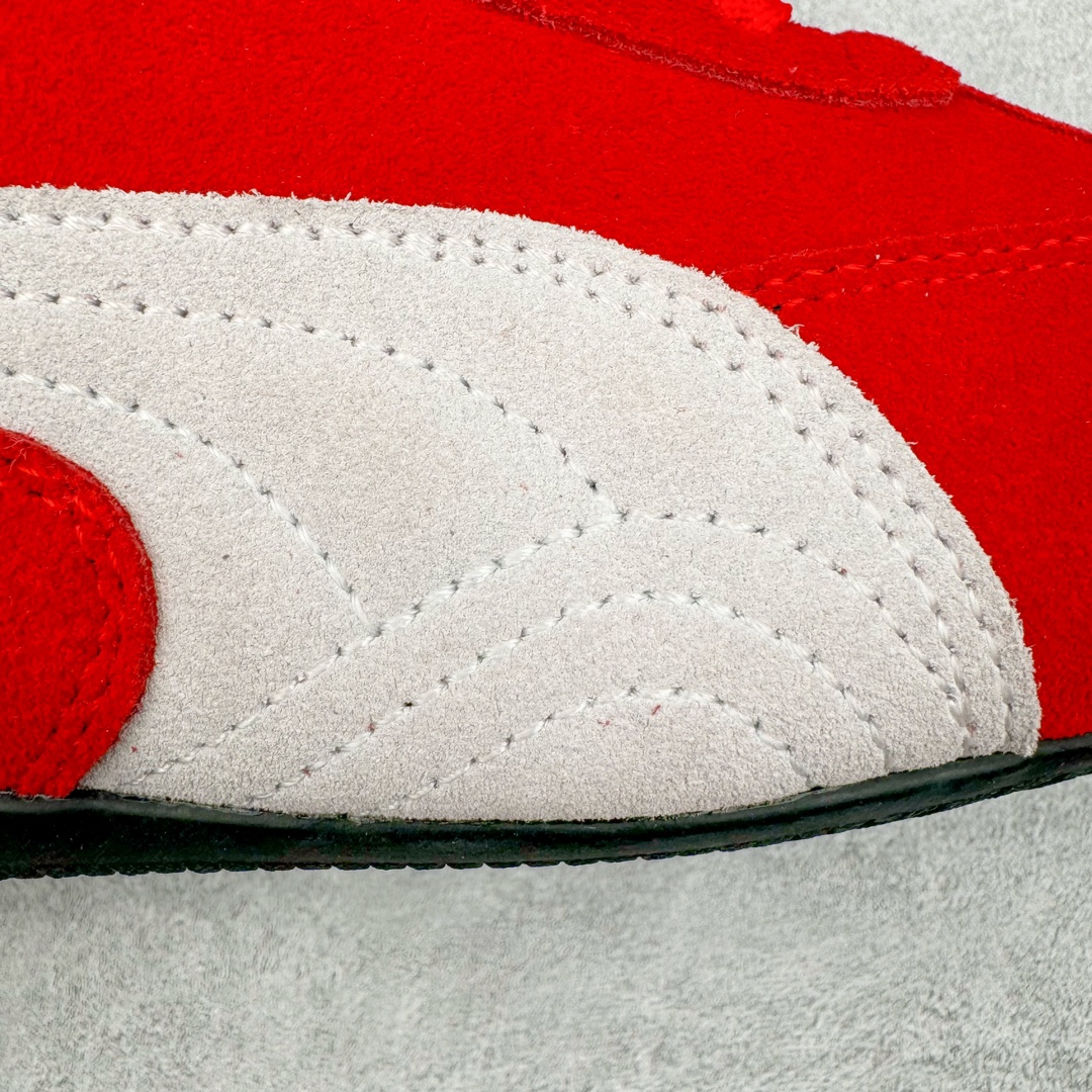 图片[20]-＃S2纯原 PUMA Speedca OG 彪马极速赛车系列低帮德训风拼接复古百搭休闲运动赛车鞋 鞋款从80、90年代赛车手所穿的防火赛车鞋为原型，鞋身线条模仿了赛车的流线廓形，体现了空气动力学原理的结构。简约流畅的外观，恰好又和贯穿其中的Formstrip Logo融合恰到好处，视觉上细节丰富且协调。本次Speedcat OG鞋款归来，最大看点自然式保留了窄版鞋型以及薄底构造。这两年各品牌鞋底越做越厚，Speedcat反其道而行之，上脚几乎无鞋底的效果带来耳目一新的视觉体验。鞋面依旧是以质感细腻的麂皮材质打造，并且大面积近乎全包裹的使用，复古味道也愈发浓烈。配色上更是将最原始的黑色和红色带回，向F1赛车队的标志性队服致敬。相信让各位一眼种草的更多是出挑的大红色，上脚即可瞬间点亮整体造型，在以球鞋为核心的OOTD中脱颖而出。而另一款黑色则是低调的万金油，彰显新潮个性的同时又不喧宾夺主，也是热爱简约系穿搭朋友的首选。 尺码：36 37 37.5 38 38.5 39 40 40.5 41 42 42.5 43 44 44.5 45 46-选品中心