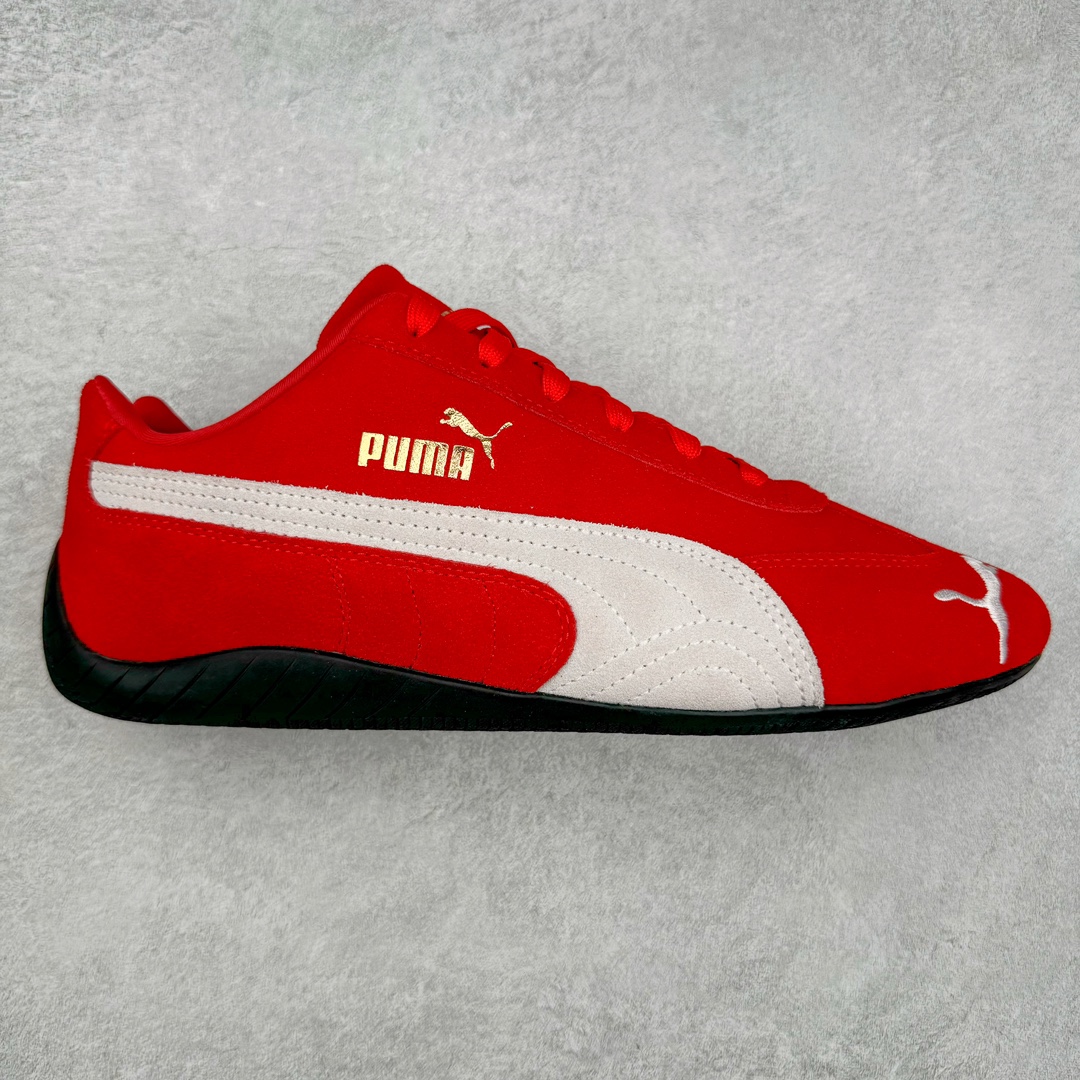 ＃S2纯原 PUMA Speedca OG 彪马极速赛车系列低帮德训风拼接复古百搭休闲运动赛车鞋 鞋款从80、90年代赛车手所穿的防火赛车鞋为原型，鞋身线条模仿了赛车的流线廓形，体现了空气动力学原理的结构。简约流畅的外观，恰好又和贯穿其中的Formstrip Logo融合恰到好处，视觉上细节丰富且协调。本次Speedcat OG鞋款归来，最大看点自然式保留了窄版鞋型以及薄底构造。这两年各品牌鞋底越做越厚，Speedcat反其道而行之，上脚几乎无鞋底的效果带来耳目一新的视觉体验。鞋面依旧是以质感细腻的麂皮材质打造，并且大面积近乎全包裹的使用，复古味道也愈发浓烈。配色上更是将最原始的黑色和红色带回，向F1赛车队的标志性队服致敬。相信让各位一眼种草的更多是出挑的大红色，上脚即可瞬间点亮整体造型，在以球鞋为核心的OOTD中脱颖而出。而另一款黑色则是低调的万金油，彰显新潮个性的同时又不喧宾夺主，也是热爱简约系穿搭朋友的首选。 尺码：36 37 37.5 38 38.5 39 40 40.5 41 42 42.5 43 44 44.5 45 46-选品中心