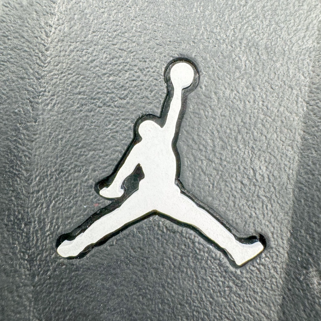 图片[10]-＃Lw纯原 Air Jordan AJ4 RM 重制版低帮复古篮球鞋 FQ7939-004 采用了低帮的设计 并保留了众多AJ4的经典元素 鞋身以皮革、麂皮材质拼接打造 AJ4经典的TPU材质延伸至后跟 增强鞋款稳定性 而鞋身侧面的网格设计则被取消 尾部的NIKE AIR标志也得到保留 并同时带有飞人logo 中底部分同样搭载了可视AIR气垫 鞋底采用米白色中底和外底呈现 为整个设计收尾 尺码：36 36.5 37.5 38 38.5 39 40 40.5 41 42 42.5 43 44 44.5 45 46 47.5-选品中心