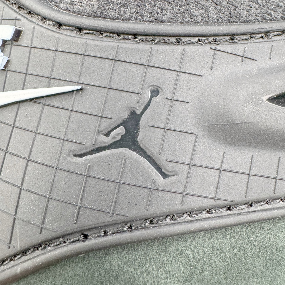 图片[13]-＃Lw纯原 Air Jordan AJ4 RM 重制版低帮复古篮球鞋 FQ7939-004 采用了低帮的设计 并保留了众多AJ4的经典元素 鞋身以皮革、麂皮材质拼接打造 AJ4经典的TPU材质延伸至后跟 增强鞋款稳定性 而鞋身侧面的网格设计则被取消 尾部的NIKE AIR标志也得到保留 并同时带有飞人logo 中底部分同样搭载了可视AIR气垫 鞋底采用米白色中底和外底呈现 为整个设计收尾 尺码：36 36.5 37.5 38 38.5 39 40 40.5 41 42 42.5 43 44 44.5 45 46 47.5-选品中心