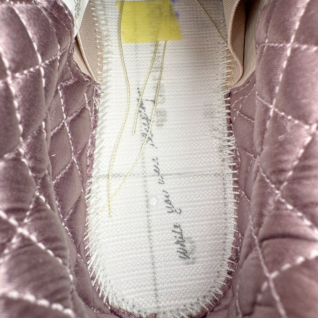 图片[15]-＃PK纯原 A Ma Maniére x Air Jordan AJ4 Retro SP\\\”Violet Ore\\\” AMM联名淡粉 FZ4810-200 圈内最强四代 耗时半年巨作 全套原纸板楦头开发 原厂特供皮料加持 确保原汁原味 完美呈现四代版型 一比一鞋头弧度高度鞋身弧度 数据细节工艺流程均保持原鞋一致 原厂TPU网格鞋带扣 正确内里网布 菱角分明不变形无多余毛边 柔软性质感一致于原鞋 市场唯一原厂鞋扣模具 背面可见隐藏注塑口 原厂织唛标 原厂飞人电绣工艺 尾指中部跳三针 独家绑鞋带手法 印刷中底布 四线拉帮 米色美纹纸贴合固定 进口港宝加持 后跟自然饱满 全鞋荧光划线卡点 追求极致完美 每一双都是工艺品 多重QC质检 超越公司货的品控标准 实实在在的免检产品 尺码：36 36.5 37.5 38 38.5 39 40 40.5 41 42 42.5 43 44 44.5 45 46 47.5-选品中心