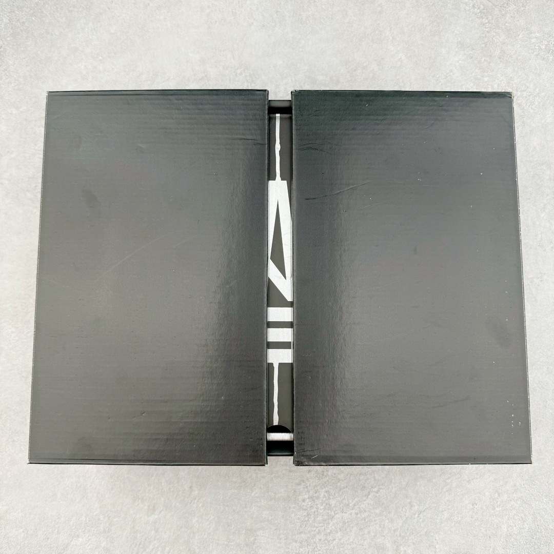 图片[11]-＃PK纯原 A Ma Maniére x Air Jordan AJ4 Retro SP\\\”Violet Ore\\\” AMM联名淡粉 FZ4810-200 圈内最强四代 耗时半年巨作 全套原纸板楦头开发 原厂特供皮料加持 确保原汁原味 完美呈现四代版型 一比一鞋头弧度高度鞋身弧度 数据细节工艺流程均保持原鞋一致 原厂TPU网格鞋带扣 正确内里网布 菱角分明不变形无多余毛边 柔软性质感一致于原鞋 市场唯一原厂鞋扣模具 背面可见隐藏注塑口 原厂织唛标 原厂飞人电绣工艺 尾指中部跳三针 独家绑鞋带手法 印刷中底布 四线拉帮 米色美纹纸贴合固定 进口港宝加持 后跟自然饱满 全鞋荧光划线卡点 追求极致完美 每一双都是工艺品 多重QC质检 超越公司货的品控标准 实实在在的免检产品 尺码：36 36.5 37.5 38 38.5 39 40 40.5 41 42 42.5 43 44 44.5 45 46 47.5-选品中心