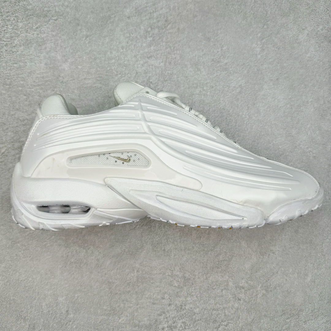 ＃WM NOCTA x NK Hot Step 2 Air Terra 联名款减震耐磨机能篮球鞋 DZ7293-100 鞋面造型有很强的线条感 电镀元素贯穿鞋身 以其鲜明的色调 为街头时尚注入了一股新鲜活力 这款鞋的设计灵感来源于篮球场上的激情与活力 鞋身采用亮眼的颜色覆盖 搭配上黑色和白色的细节点缀 形成了强烈的视觉冲击 让人一眼就难以忘怀 不仅仅是一双鞋 它是一种态度 一种对生活充满热情的态度 无论是在夜晚的街头漫步 还是在篮球场上的激烈对抗 它都能让你成为众人焦点 尺码：36 36.5 37.5 38 38.5 39 40 40.5 41 42 42.5 43 44 44.5 45 46-选品中心