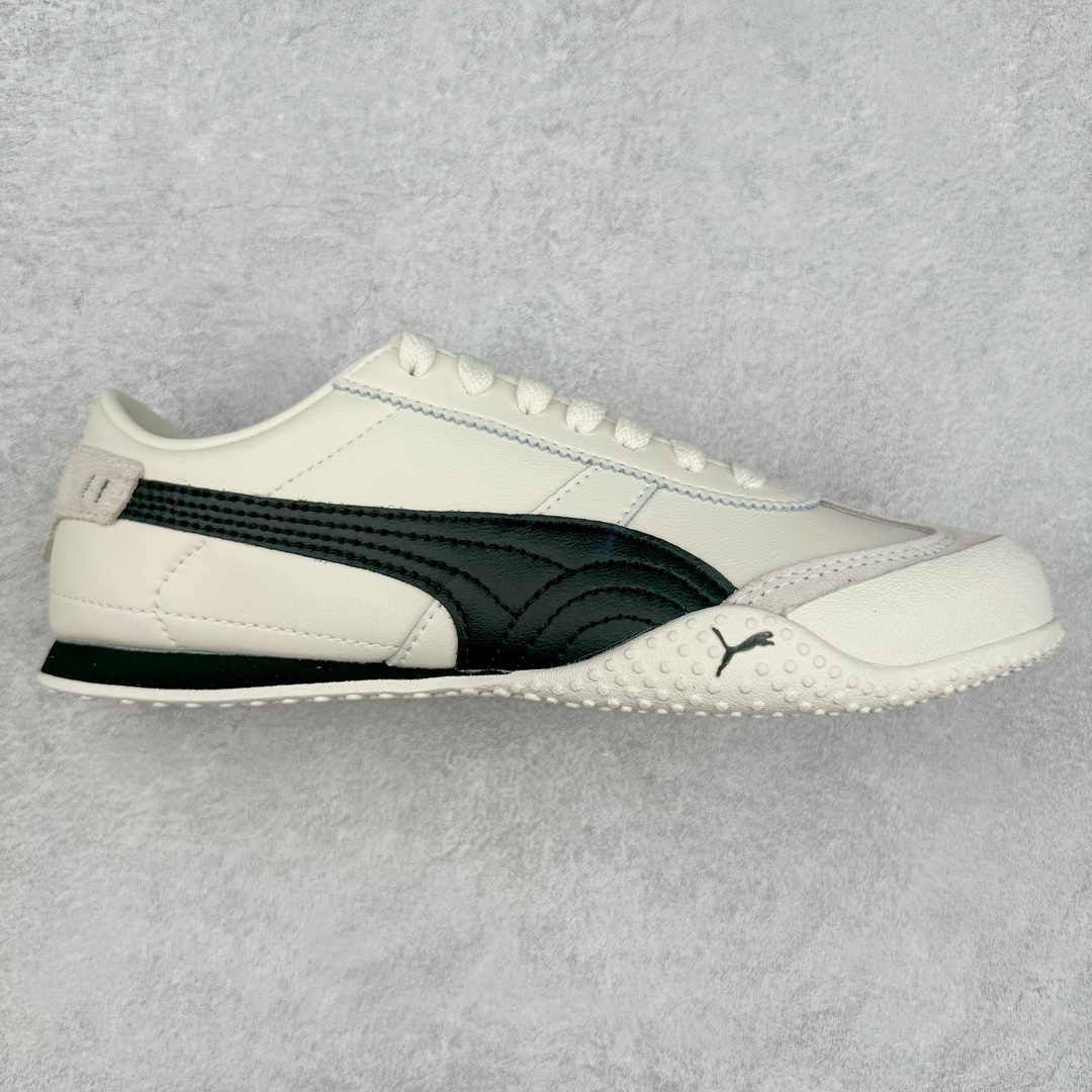 ＃HP PUMA Bella UT Low 彪马贝拉UT系列低帮薄底德训复古风经典百搭休闲慢跑鞋 继将 Speedcat OG 带回后，近日 Puma 再以品牌档案室的经典鞋型 Bella OG 为蓝本，推出契合时下薄底球鞋趋势的 Bella UT 鞋款。自 21 世纪初问世以来，Bella OG 鞋型以其独特的薄底设计和上翻外底设计收获了众多年轻拥趸，更是 PUMA DNA 中不可磨灭的经典。此番重新推出的 Bella UT 鞋款，整体鞋面采用上乘皮革材质，并延续 Formstrip 设计语言；鞋头处采用精致的包头设计，搭配麂皮材质提升质感；鞋底部分保留 Bella 鞋款标志性的薄底和点状橡胶外底，上翘的设计包裹鞋面；鞋舌与鞋跟分别点缀美洲狮 Logo 与品牌字母 Logo。值得一提的是，本次 Bella UT 鞋款搭载 SOFTFOAM+ 鞋垫，兼顾美学设计与穿着舒适度。而配色上则提供白、黄、蓝、银、粉五款颜色。尺码：35.5 36 37 37.5 38 39 39.5 40 40.5 41 42 42.5 43 44 44.5 45-选品中心