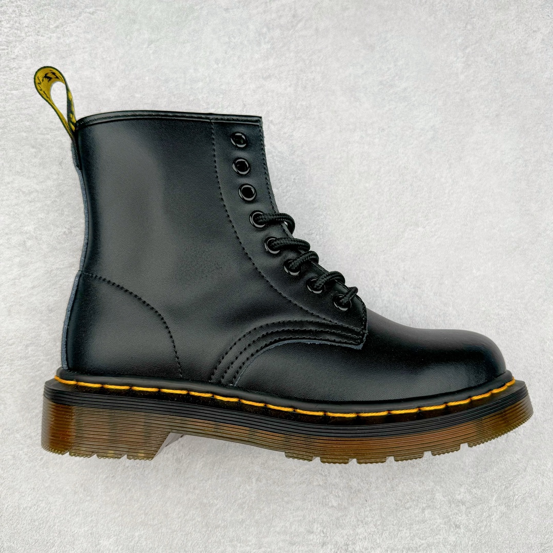 ＃福利特价 Dr.Martens 马汀博士经典牛皮革舒适百撘马丁靴 马汀博士作为一个具有独特魅力的品牌 吸引了一群各具特色、而又崇尚本真精神的人 他们主张表达自我 他们每一个人都是世问独特的存在 从风格来看 马汀博士极简的鞋型轮廓 使鞋靴能轻松融入穿着者的造型 从而形成独具特色的风格 从实用性来看 耐穿舒适的体验感 为马汀博士成为街头潮流奠定了基础 从情感方面来看 这些具有辨识度的鞋子还是独特态度和权力赋予的象征 尺码：35 36 37 38 39 40 41 42 43 44-选品中心