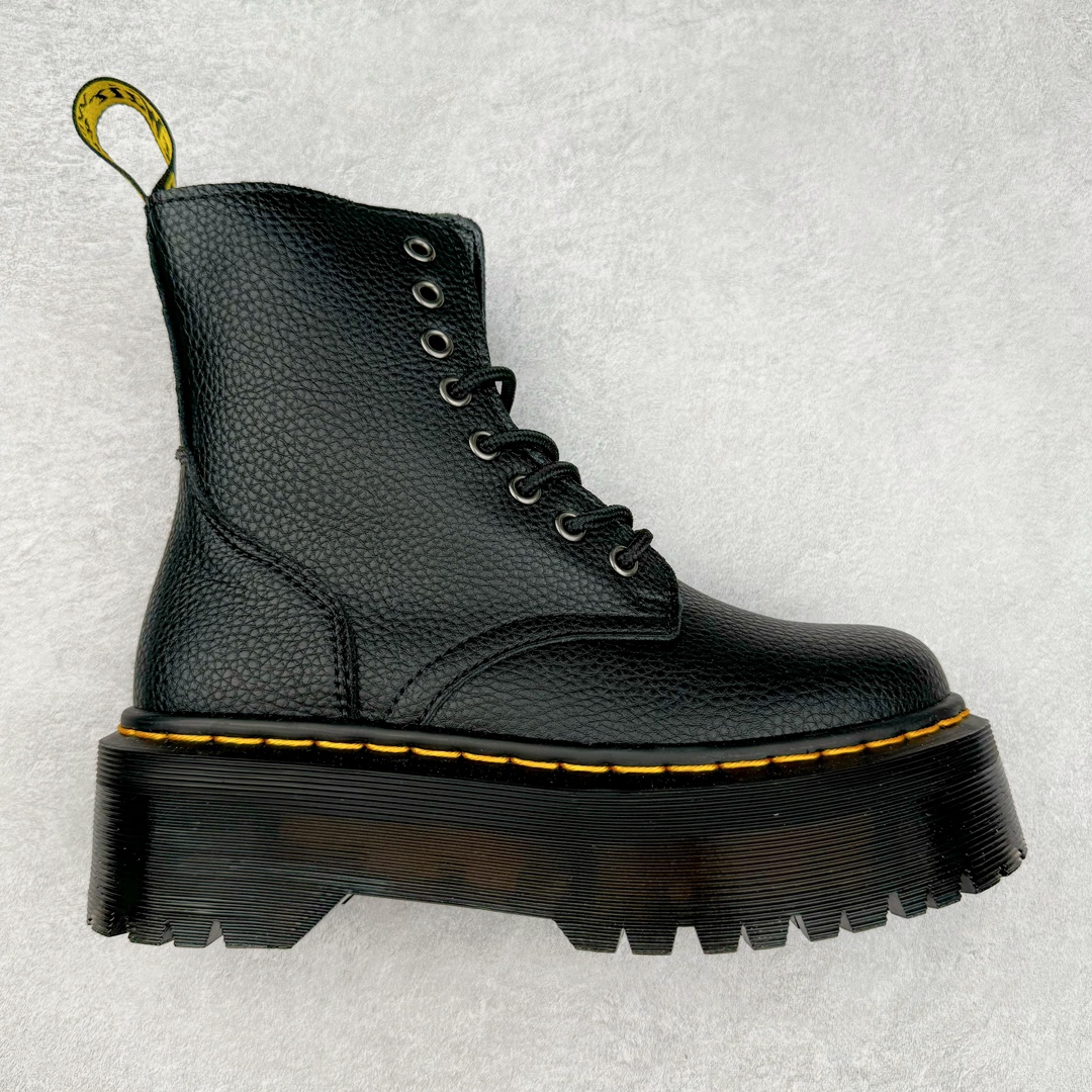 ＃福利特价 Dr.Martens 马汀博士经典牛皮革舒适百撘马丁靴 马汀博士作为一个具有独特魅力的品牌 吸引了一群各具特色、而又崇尚本真精神的人 他们主张表达自我 他们每一个人都是世问独特的存在 从风格来看 马汀博士极简的鞋型轮廓 使鞋靴能轻松融入穿着者的造型 从而形成独具特色的风格 从实用性来看 耐穿舒适的体验感 为马汀博士成为街头潮流奠定了基础 从情感方面来看 这些具有辨识度的鞋子还是独特态度和权力赋予的象征 尺码：35 36 37 38 39 40 41 42 43 44-选品中心