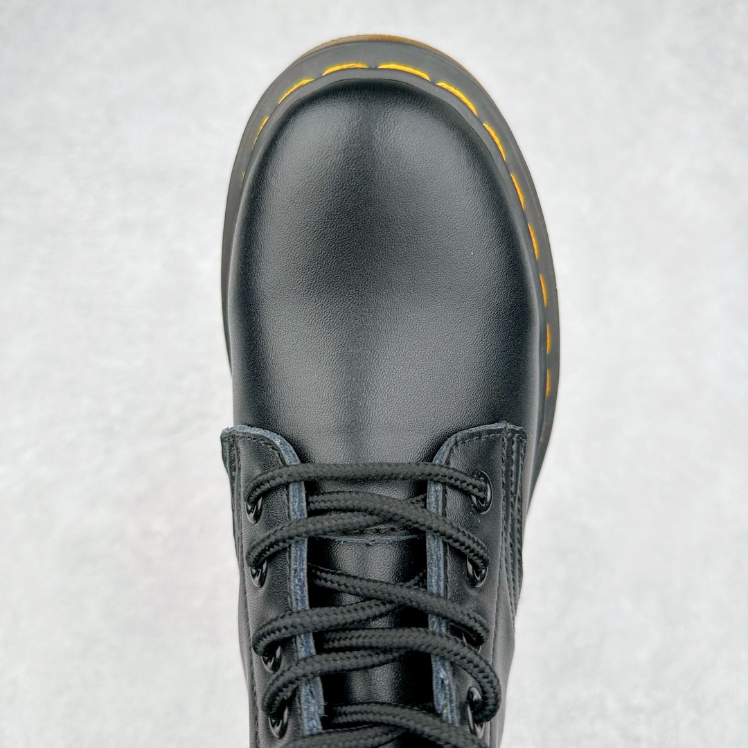 图片[4]-＃福利特价 Dr.Martens 马汀博士经典牛皮革舒适百撘马丁靴 马汀博士作为一个具有独特魅力的品牌 吸引了一群各具特色、而又崇尚本真精神的人 他们主张表达自我 他们每一个人都是世问独特的存在 从风格来看 马汀博士极简的鞋型轮廓 使鞋靴能轻松融入穿着者的造型 从而形成独具特色的风格 从实用性来看 耐穿舒适的体验感 为马汀博士成为街头潮流奠定了基础 从情感方面来看 这些具有辨识度的鞋子还是独特态度和权力赋予的象征 尺码：35 36 37 38 39 40 41 42 43 44-选品中心