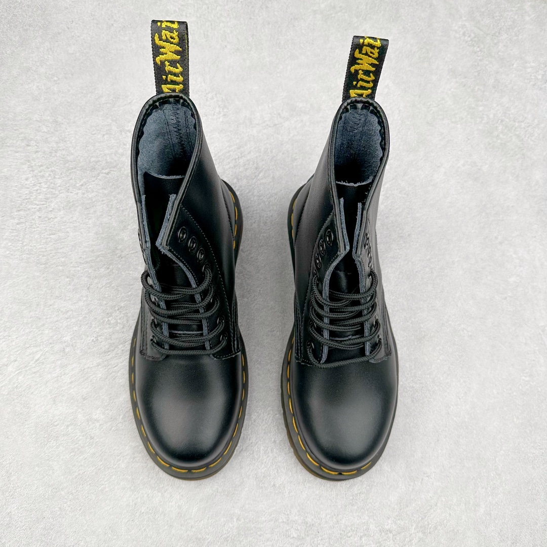 图片[2]-＃福利特价 Dr.Martens 马汀博士经典牛皮革舒适百撘马丁靴 马汀博士作为一个具有独特魅力的品牌 吸引了一群各具特色、而又崇尚本真精神的人 他们主张表达自我 他们每一个人都是世问独特的存在 从风格来看 马汀博士极简的鞋型轮廓 使鞋靴能轻松融入穿着者的造型 从而形成独具特色的风格 从实用性来看 耐穿舒适的体验感 为马汀博士成为街头潮流奠定了基础 从情感方面来看 这些具有辨识度的鞋子还是独特态度和权力赋予的象征 尺码：35 36 37 38 39 40 41 42 43 44-选品中心