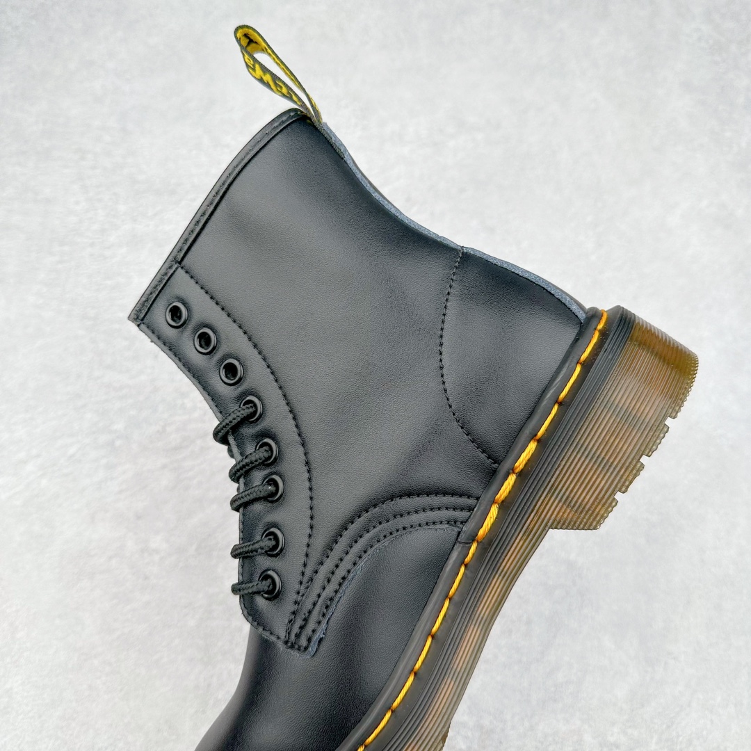 图片[7]-＃福利特价 Dr.Martens 马汀博士经典牛皮革舒适百撘马丁靴 马汀博士作为一个具有独特魅力的品牌 吸引了一群各具特色、而又崇尚本真精神的人 他们主张表达自我 他们每一个人都是世问独特的存在 从风格来看 马汀博士极简的鞋型轮廓 使鞋靴能轻松融入穿着者的造型 从而形成独具特色的风格 从实用性来看 耐穿舒适的体验感 为马汀博士成为街头潮流奠定了基础 从情感方面来看 这些具有辨识度的鞋子还是独特态度和权力赋予的象征 尺码：35 36 37 38 39 40 41 42 43 44-选品中心