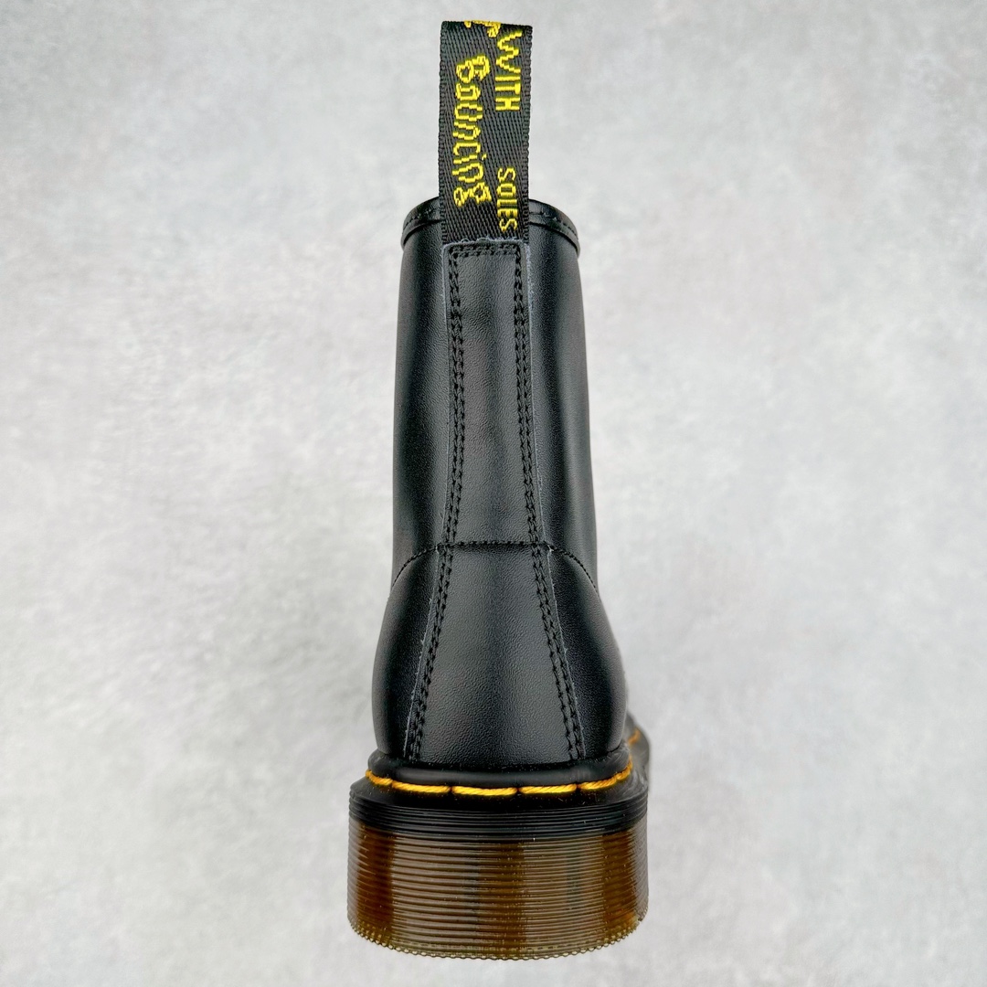 图片[8]-＃福利特价 Dr.Martens 马汀博士经典牛皮革舒适百撘马丁靴 马汀博士作为一个具有独特魅力的品牌 吸引了一群各具特色、而又崇尚本真精神的人 他们主张表达自我 他们每一个人都是世问独特的存在 从风格来看 马汀博士极简的鞋型轮廓 使鞋靴能轻松融入穿着者的造型 从而形成独具特色的风格 从实用性来看 耐穿舒适的体验感 为马汀博士成为街头潮流奠定了基础 从情感方面来看 这些具有辨识度的鞋子还是独特态度和权力赋予的象征 尺码：35 36 37 38 39 40 41 42 43 44-选品中心