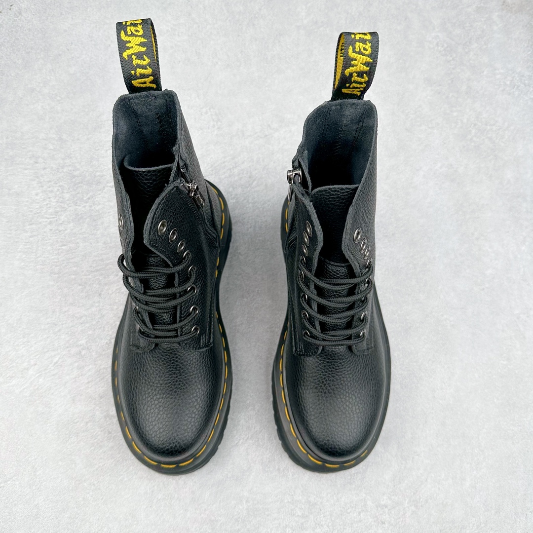 图片[2]-＃福利特价 Dr.Martens 马汀博士经典牛皮革舒适百撘马丁靴 马汀博士作为一个具有独特魅力的品牌 吸引了一群各具特色、而又崇尚本真精神的人 他们主张表达自我 他们每一个人都是世问独特的存在 从风格来看 马汀博士极简的鞋型轮廓 使鞋靴能轻松融入穿着者的造型 从而形成独具特色的风格 从实用性来看 耐穿舒适的体验感 为马汀博士成为街头潮流奠定了基础 从情感方面来看 这些具有辨识度的鞋子还是独特态度和权力赋予的象征 尺码：35 36 37 38 39 40 41 42 43 44-选品中心