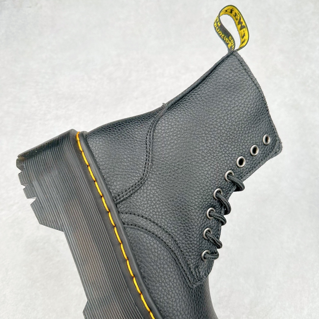 图片[6]-＃福利特价 Dr.Martens 马汀博士经典牛皮革舒适百撘马丁靴 马汀博士作为一个具有独特魅力的品牌 吸引了一群各具特色、而又崇尚本真精神的人 他们主张表达自我 他们每一个人都是世问独特的存在 从风格来看 马汀博士极简的鞋型轮廓 使鞋靴能轻松融入穿着者的造型 从而形成独具特色的风格 从实用性来看 耐穿舒适的体验感 为马汀博士成为街头潮流奠定了基础 从情感方面来看 这些具有辨识度的鞋子还是独特态度和权力赋予的象征 尺码：35 36 37 38 39 40 41 42 43 44-选品中心
