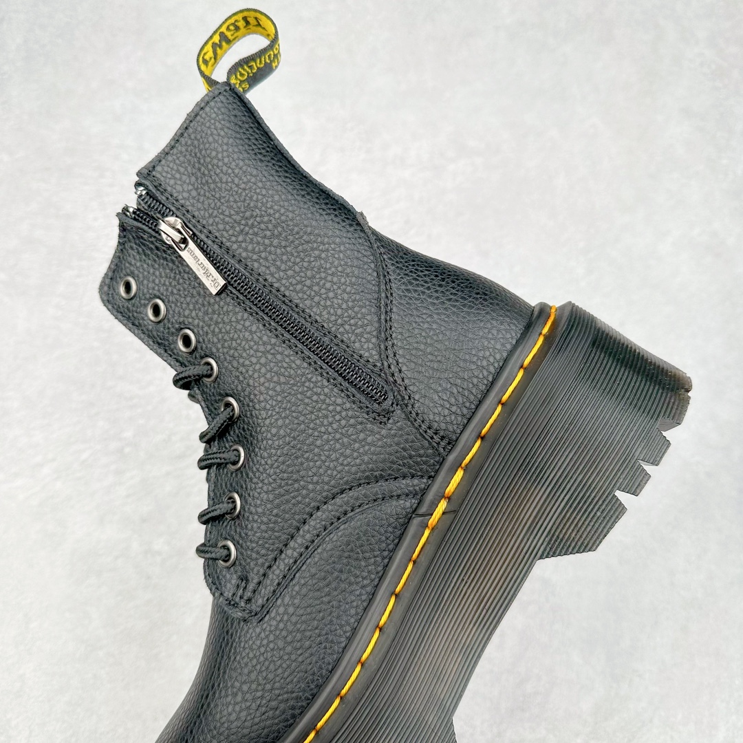 图片[7]-＃福利特价 Dr.Martens 马汀博士经典牛皮革舒适百撘马丁靴 马汀博士作为一个具有独特魅力的品牌 吸引了一群各具特色、而又崇尚本真精神的人 他们主张表达自我 他们每一个人都是世问独特的存在 从风格来看 马汀博士极简的鞋型轮廓 使鞋靴能轻松融入穿着者的造型 从而形成独具特色的风格 从实用性来看 耐穿舒适的体验感 为马汀博士成为街头潮流奠定了基础 从情感方面来看 这些具有辨识度的鞋子还是独特态度和权力赋予的象征 尺码：35 36 37 38 39 40 41 42 43 44-选品中心