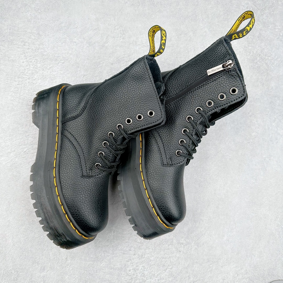 图片[3]-＃福利特价 Dr.Martens 马汀博士经典牛皮革舒适百撘马丁靴 马汀博士作为一个具有独特魅力的品牌 吸引了一群各具特色、而又崇尚本真精神的人 他们主张表达自我 他们每一个人都是世问独特的存在 从风格来看 马汀博士极简的鞋型轮廓 使鞋靴能轻松融入穿着者的造型 从而形成独具特色的风格 从实用性来看 耐穿舒适的体验感 为马汀博士成为街头潮流奠定了基础 从情感方面来看 这些具有辨识度的鞋子还是独特态度和权力赋予的象征 尺码：35 36 37 38 39 40 41 42 43 44-选品中心