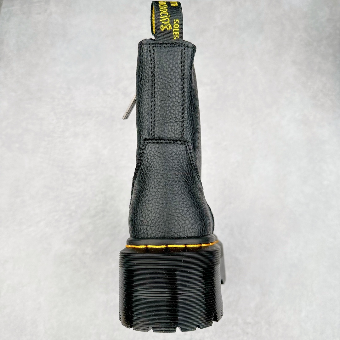 图片[8]-＃福利特价 Dr.Martens 马汀博士经典牛皮革舒适百撘马丁靴 马汀博士作为一个具有独特魅力的品牌 吸引了一群各具特色、而又崇尚本真精神的人 他们主张表达自我 他们每一个人都是世问独特的存在 从风格来看 马汀博士极简的鞋型轮廓 使鞋靴能轻松融入穿着者的造型 从而形成独具特色的风格 从实用性来看 耐穿舒适的体验感 为马汀博士成为街头潮流奠定了基础 从情感方面来看 这些具有辨识度的鞋子还是独特态度和权力赋予的象征 尺码：35 36 37 38 39 40 41 42 43 44-选品中心