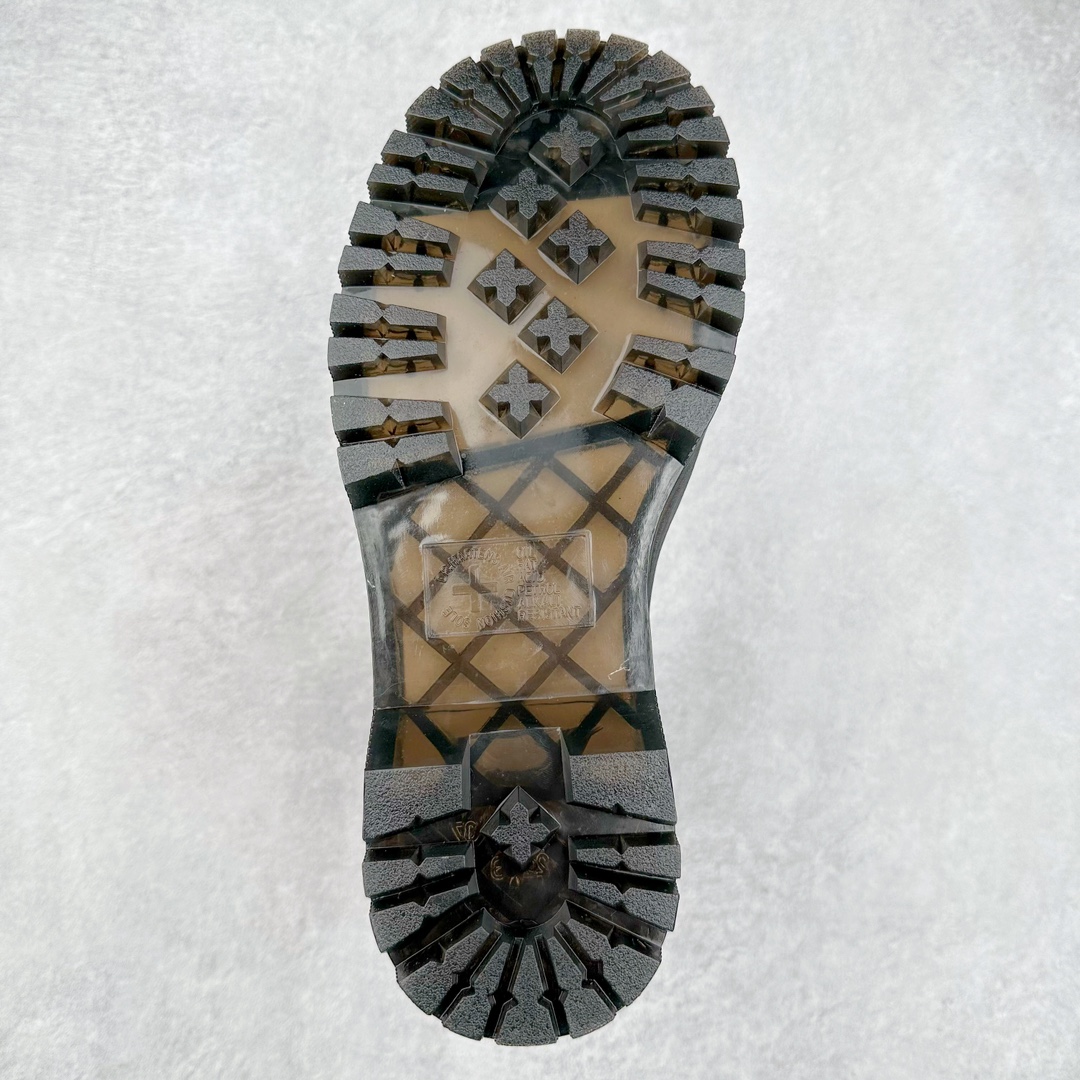 图片[9]-＃福利特价 Dr.Martens 马汀博士经典牛皮革舒适百撘马丁靴 马汀博士作为一个具有独特魅力的品牌 吸引了一群各具特色、而又崇尚本真精神的人 他们主张表达自我 他们每一个人都是世问独特的存在 从风格来看 马汀博士极简的鞋型轮廓 使鞋靴能轻松融入穿着者的造型 从而形成独具特色的风格 从实用性来看 耐穿舒适的体验感 为马汀博士成为街头潮流奠定了基础 从情感方面来看 这些具有辨识度的鞋子还是独特态度和权力赋予的象征 尺码：35 36 37 38 39 40 41 42 43 44-选品中心