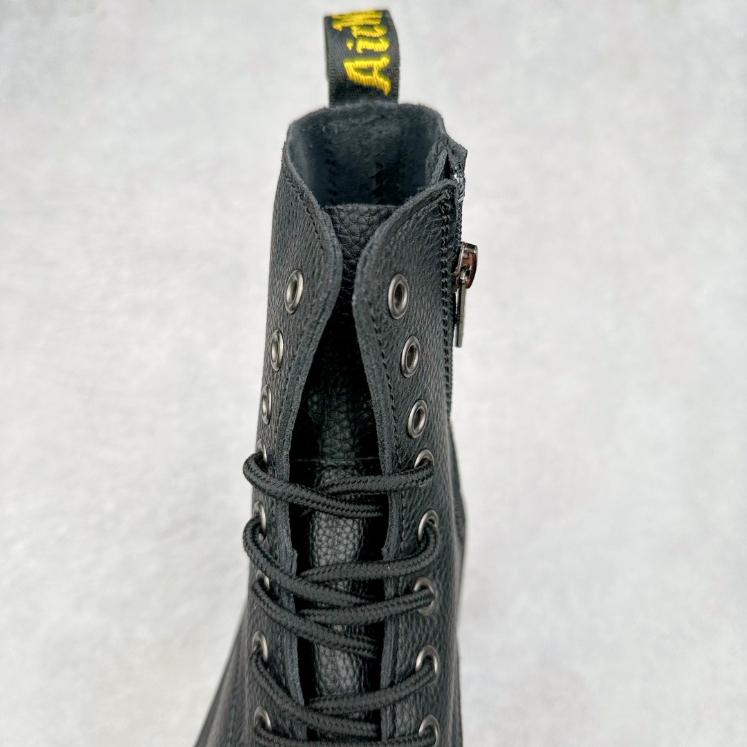图片[5]-＃福利特价 Dr.Martens 马汀博士经典牛皮革舒适百撘马丁靴 马汀博士作为一个具有独特魅力的品牌 吸引了一群各具特色、而又崇尚本真精神的人 他们主张表达自我 他们每一个人都是世问独特的存在 从风格来看 马汀博士极简的鞋型轮廓 使鞋靴能轻松融入穿着者的造型 从而形成独具特色的风格 从实用性来看 耐穿舒适的体验感 为马汀博士成为街头潮流奠定了基础 从情感方面来看 这些具有辨识度的鞋子还是独特态度和权力赋予的象征 尺码：35 36 37 38 39 40 41 42 43 44-选品中心