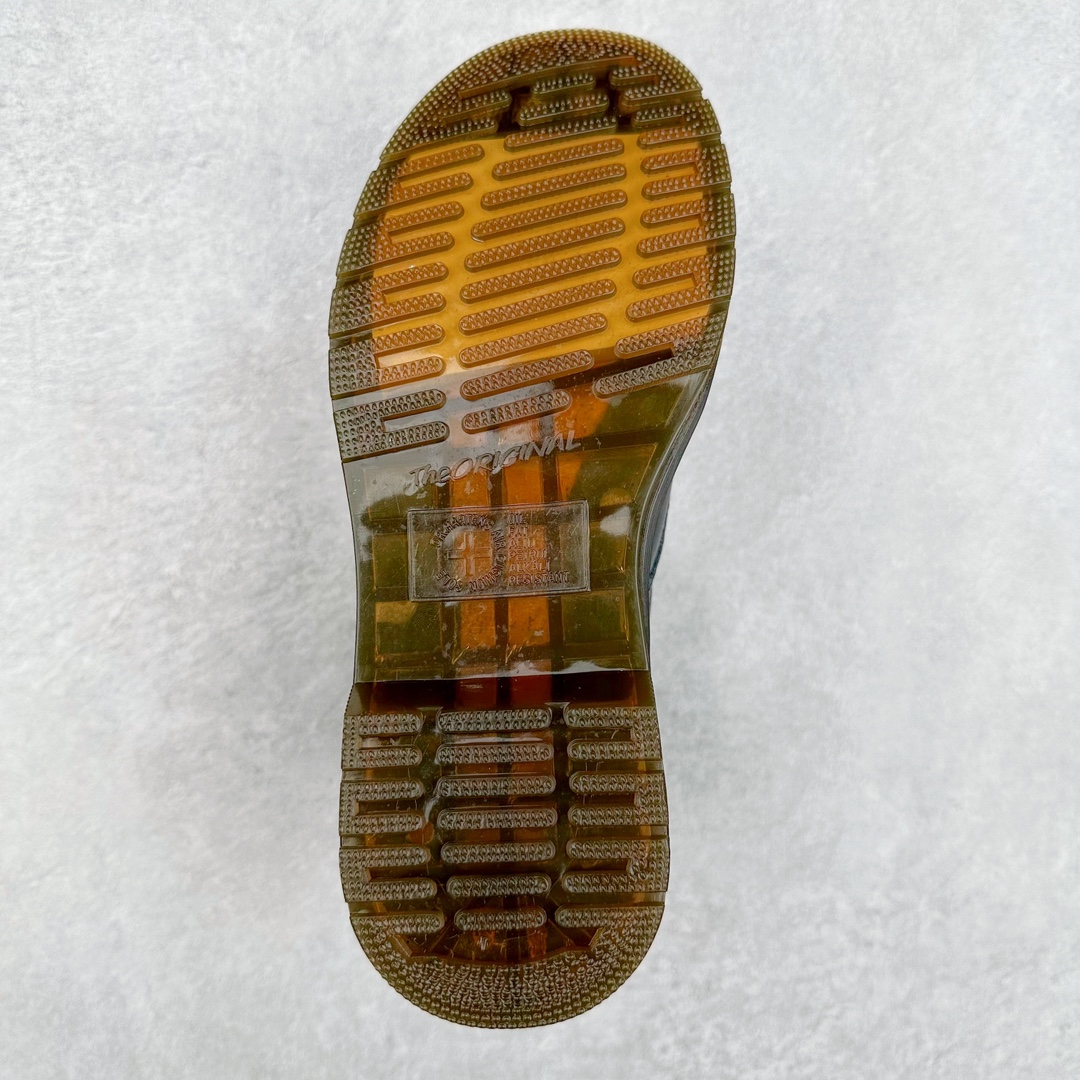 图片[9]-＃福利特价 Dr.Martens 马汀博士经典牛皮革舒适百撘马丁靴 马汀博士作为一个具有独特魅力的品牌 吸引了一群各具特色、而又崇尚本真精神的人 他们主张表达自我 他们每一个人都是世问独特的存在 从风格来看 马汀博士极简的鞋型轮廓 使鞋靴能轻松融入穿着者的造型 从而形成独具特色的风格 从实用性来看 耐穿舒适的体验感 为马汀博士成为街头潮流奠定了基础 从情感方面来看 这些具有辨识度的鞋子还是独特态度和权力赋予的象征 尺码：35 36 37 38 39 40 41 42 43 44-选品中心