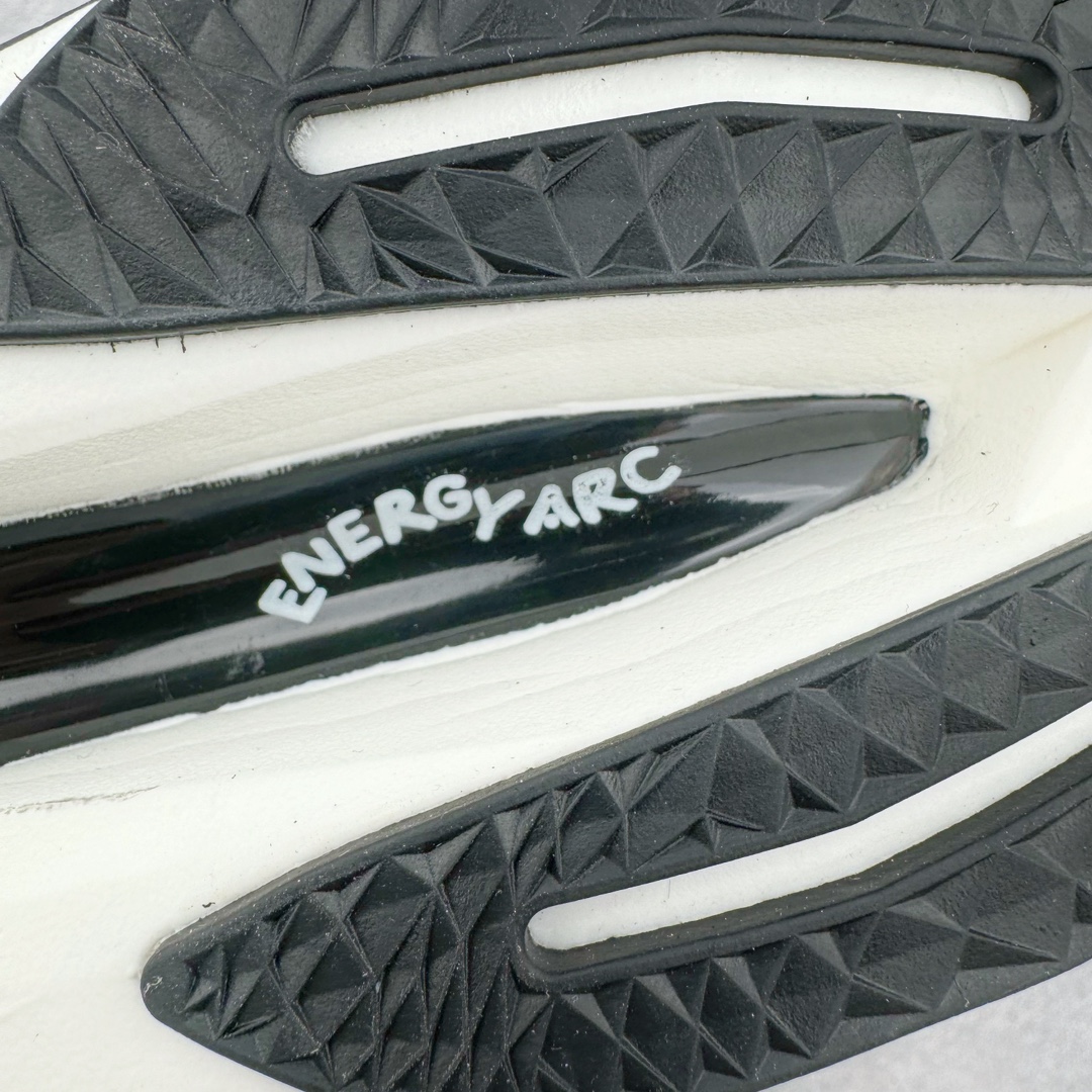 图片[15]-＃C版 NEW BALANCE Rebel FuelCell Rebel V4 SuperComp Elite 精英版内置碳板 舒适时尚织物减震耐磨低帮马拉松轻量化跑步鞋 NB新百伦于 2019 年夏天首次发布了 Rebel 在制鞋业仍在向强调能量回报的弹力泡沫转变的时候 Rebel 确实是一个叛逆者 快进到 2024 年 Rebel v4 承诺通过重新配制的中底化合物和更高的堆叠高度提供更轻、更有弹性的跑步体验 就像New Balance SC Elite v4一样 Rebel v4 提供了完全重新设计的中底化合物 最新的混合物将 New Balance 专有的 FuelCell 泡沫（TPU 和 EVA 的混合物）与 PEBA 泡沫相结合 带来更弹跳的跑步体验 PEBA是一种超轻 高性能的泡沫 通常出现在镀碳超级鞋中 New Balance Rebel v4、ASICS Novablast 4和Brooks Hyperion Max都是精力充沛的无电镀运动鞋 在速度锻炼和快节奏中大放异彩 这三款鞋都依靠它们的中底泡沫和轻微的摇杆形状来创造一种向前滚动的感觉 而且虽然这些鞋子在堆叠高度和重量方面各不相同 但它们提供了相似的软硬比例 有足够的流行力来加快步伐 尺码：36 37 37.5 38 38.5 39.5 40 40.5 41.5 42 42.5 43 44 45-选品中心