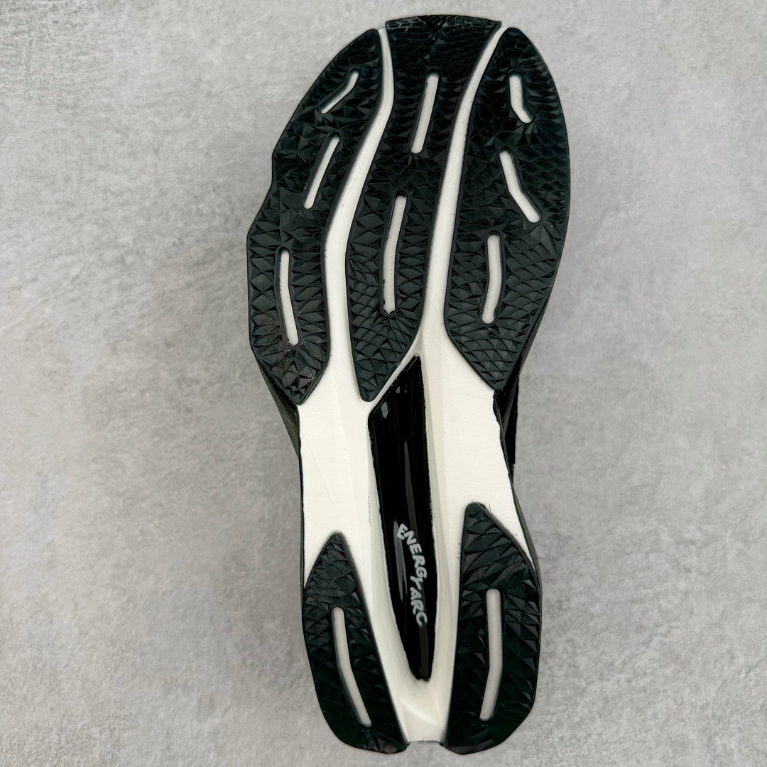 图片[9]-＃C版 NEW BALANCE Rebel FuelCell Rebel V4 SuperComp Elite 精英版内置碳板 舒适时尚织物减震耐磨低帮马拉松轻量化跑步鞋 NB新百伦于 2019 年夏天首次发布了 Rebel 在制鞋业仍在向强调能量回报的弹力泡沫转变的时候 Rebel 确实是一个叛逆者 快进到 2024 年 Rebel v4 承诺通过重新配制的中底化合物和更高的堆叠高度提供更轻、更有弹性的跑步体验 就像New Balance SC Elite v4一样 Rebel v4 提供了完全重新设计的中底化合物 最新的混合物将 New Balance 专有的 FuelCell 泡沫（TPU 和 EVA 的混合物）与 PEBA 泡沫相结合 带来更弹跳的跑步体验 PEBA是一种超轻 高性能的泡沫 通常出现在镀碳超级鞋中 New Balance Rebel v4、ASICS Novablast 4和Brooks Hyperion Max都是精力充沛的无电镀运动鞋 在速度锻炼和快节奏中大放异彩 这三款鞋都依靠它们的中底泡沫和轻微的摇杆形状来创造一种向前滚动的感觉 而且虽然这些鞋子在堆叠高度和重量方面各不相同 但它们提供了相似的软硬比例 有足够的流行力来加快步伐 尺码：36 37 37.5 38 38.5 39.5 40 40.5 41.5 42 42.5 43 44 45-选品中心