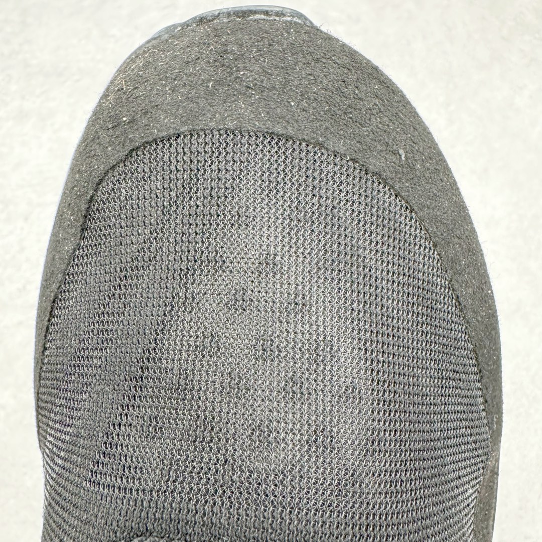 图片[12]-＃C版 NEW BALANCE Rebel FuelCell Rebel V4 SuperComp Elite 精英版内置碳板 舒适时尚织物减震耐磨低帮马拉松轻量化跑步鞋 NB新百伦于 2019 年夏天首次发布了 Rebel 在制鞋业仍在向强调能量回报的弹力泡沫转变的时候 Rebel 确实是一个叛逆者 快进到 2024 年 Rebel v4 承诺通过重新配制的中底化合物和更高的堆叠高度提供更轻、更有弹性的跑步体验 就像New Balance SC Elite v4一样 Rebel v4 提供了完全重新设计的中底化合物 最新的混合物将 New Balance 专有的 FuelCell 泡沫（TPU 和 EVA 的混合物）与 PEBA 泡沫相结合 带来更弹跳的跑步体验 PEBA是一种超轻 高性能的泡沫 通常出现在镀碳超级鞋中 New Balance Rebel v4、ASICS Novablast 4和Brooks Hyperion Max都是精力充沛的无电镀运动鞋 在速度锻炼和快节奏中大放异彩 这三款鞋都依靠它们的中底泡沫和轻微的摇杆形状来创造一种向前滚动的感觉 而且虽然这些鞋子在堆叠高度和重量方面各不相同 但它们提供了相似的软硬比例 有足够的流行力来加快步伐 尺码：36 37 37.5 38 38.5 39.5 40 40.5 41.5 42 42.5 43 44 45-选品中心