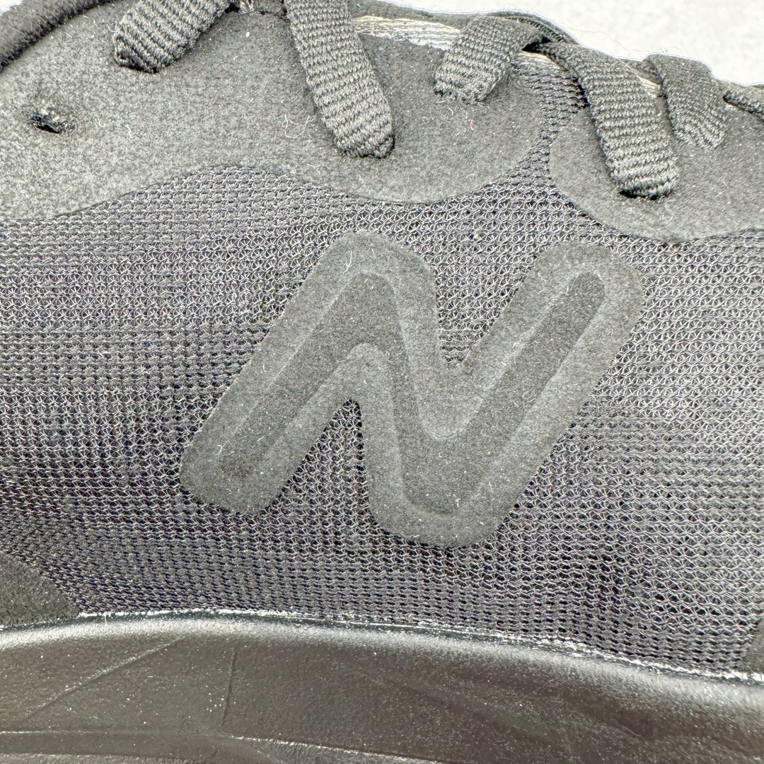 图片[13]-＃C版 NEW BALANCE Rebel FuelCell Rebel V4 SuperComp Elite 精英版内置碳板 舒适时尚织物减震耐磨低帮马拉松轻量化跑步鞋 NB新百伦于 2019 年夏天首次发布了 Rebel 在制鞋业仍在向强调能量回报的弹力泡沫转变的时候 Rebel 确实是一个叛逆者 快进到 2024 年 Rebel v4 承诺通过重新配制的中底化合物和更高的堆叠高度提供更轻、更有弹性的跑步体验 就像New Balance SC Elite v4一样 Rebel v4 提供了完全重新设计的中底化合物 最新的混合物将 New Balance 专有的 FuelCell 泡沫（TPU 和 EVA 的混合物）与 PEBA 泡沫相结合 带来更弹跳的跑步体验 PEBA是一种超轻 高性能的泡沫 通常出现在镀碳超级鞋中 New Balance Rebel v4、ASICS Novablast 4和Brooks Hyperion Max都是精力充沛的无电镀运动鞋 在速度锻炼和快节奏中大放异彩 这三款鞋都依靠它们的中底泡沫和轻微的摇杆形状来创造一种向前滚动的感觉 而且虽然这些鞋子在堆叠高度和重量方面各不相同 但它们提供了相似的软硬比例 有足够的流行力来加快步伐 尺码：36 37 37.5 38 38.5 39.5 40 40.5 41.5 42 42.5 43 44 45-选品中心