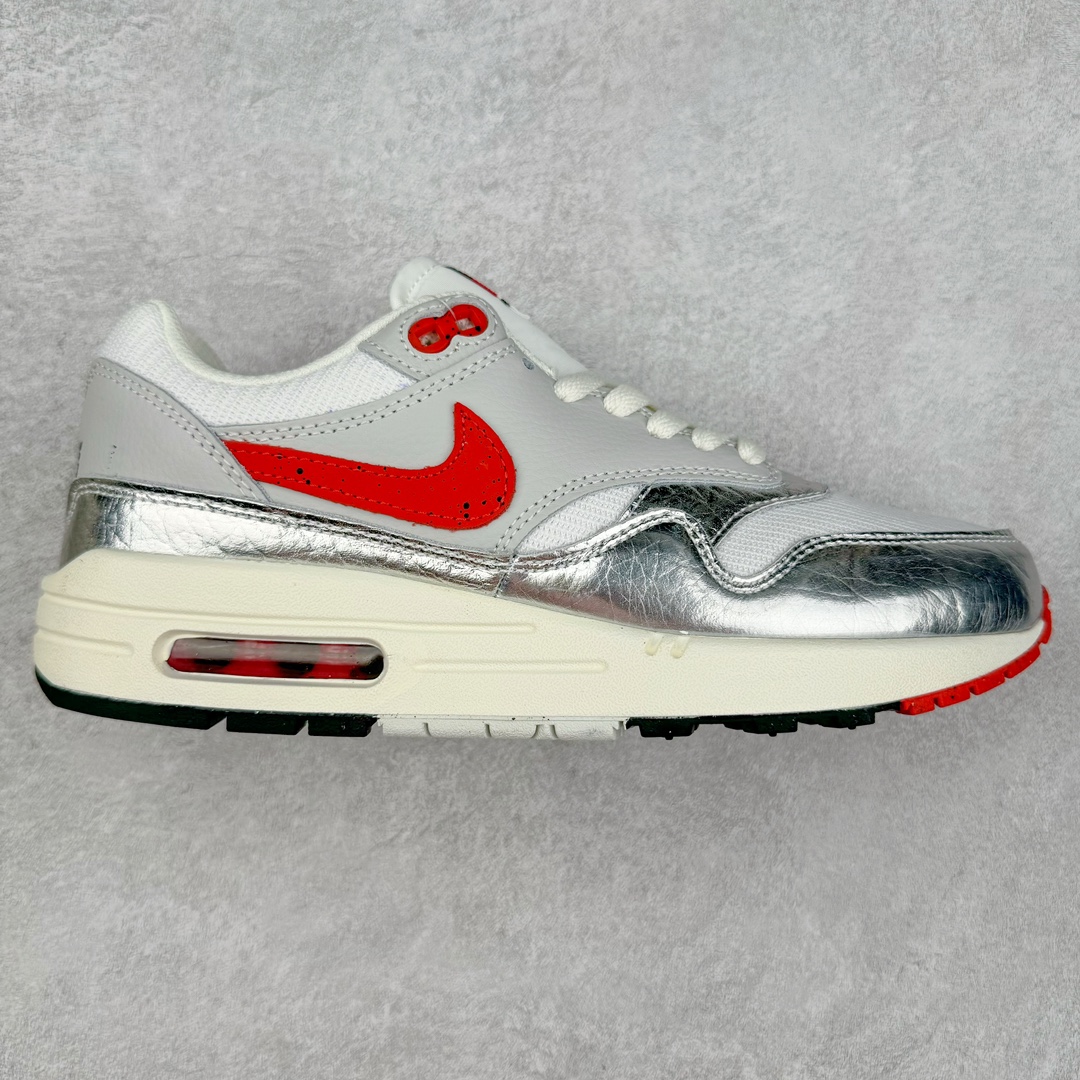 NK Air Max 1 初代复古气垫慢跑鞋 HJ4497-400 由Tinker Hatfeld和Mark Parker在1987年设计 灵感来自于巴黎蓬皮杜中心 在参观了蓬皮杜中心之后提出了Air Max的标志性开窗可视气垫的理念 并将其实际开发成功 是NK史上第一双可视气垫跑鞋 凭借着Air Max气垫带来的舒适脚感和鞋面面料上的不断精进才使得Air Max 1在现如今都是复古慢跑鞋的首选 深厚的历史渊源 独特的流线形设计 极为复古的外观使得它深受鞋迷的喜爱 尺码：36 36.5 37.5 38 38.5 39 40 40.5 41 42 42.5 43 44 44.5 45-选品中心