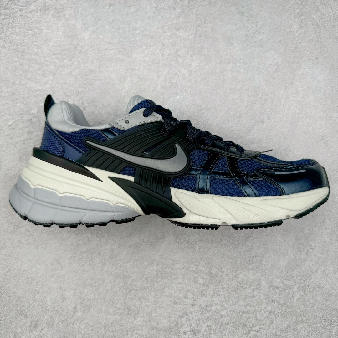 NK V2K Runtekk 减震防滑低帮 复古老爹鞋跑步鞋 HF7746-100 鞋款被命名为 Runtekk 设计上借鉴了 2000 年的跑鞋风格 配色上以金属银为主调 简练又有复古运动气质 材质上使用大面积网眼、皮革、TPU 组成 支撑和透气性肯定不错 中底处由 Cushlon 泡绵打造 保证在压马路时可以提供优秀脚感 并通过一手做旧氧化效果突出复古感 中底造型很容易让大家联想到巴黎世家3XL 增高效果同样不能忽视 尺码：36 36.5 37.5 38 38.5 39 40 40.5 41 42 42.5 43 44 44.5 45-选品中心