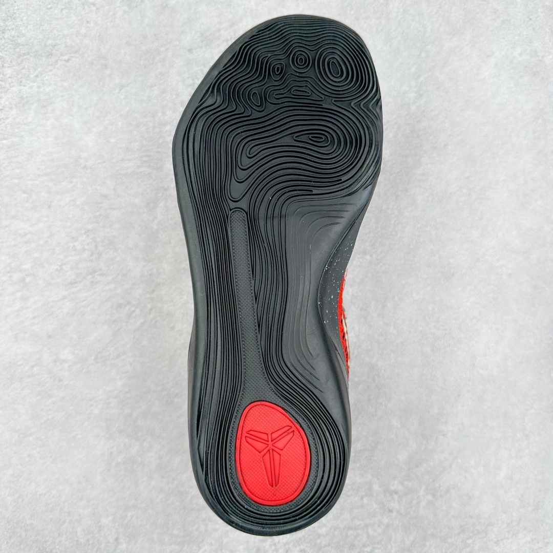 图片[9]-NK Kobe 9 Elite Protro 科比九代精英款低帮实战篮球鞋 653456-601 设计灵感中与以往几代的耐克 ZOOM KOBE 系列一样，加入了签名，密码，碳板这些元素，在表达它的主人身份的同时，也显示了自己的与众不同。鞋后跟的九条红色代表的则是科比接受跟腱修复手术后的伤疤，象征了科比坚韧的赛场性格。此外，耐克Kobe 9 Elite也用到了耐克最新的 Flyknit科技，在使 耐克Kobe 9 Elite更加轻盈的同时，也变得更有支撑性与耐用性。鞋身两侧以及经常弯折的区域采用的则是更紧密的连接方式。看似夸张的超高帮设计并不会在实战中影响脚的感受，其完美的包裹性并没有降低耐克Kobe 9 Elite本身的灵活性。再夸张的动作，鞋面都会紧紧包裹脚部，丝毫不会影响发挥。尺码：40 40.5 41 42 42.5 43 44 44.5 45 46-选品中心