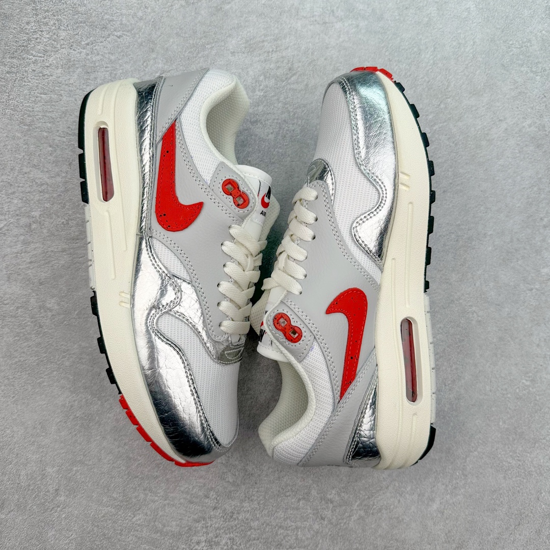 图片[3]-NK Air Max 1 初代复古气垫慢跑鞋 HJ4497-400 由Tinker Hatfeld和Mark Parker在1987年设计 灵感来自于巴黎蓬皮杜中心 在参观了蓬皮杜中心之后提出了Air Max的标志性开窗可视气垫的理念 并将其实际开发成功 是NK史上第一双可视气垫跑鞋 凭借着Air Max气垫带来的舒适脚感和鞋面面料上的不断精进才使得Air Max 1在现如今都是复古慢跑鞋的首选 深厚的历史渊源 独特的流线形设计 极为复古的外观使得它深受鞋迷的喜爱 尺码：36 36.5 37.5 38 38.5 39 40 40.5 41 42 42.5 43 44 44.5 45-选品中心