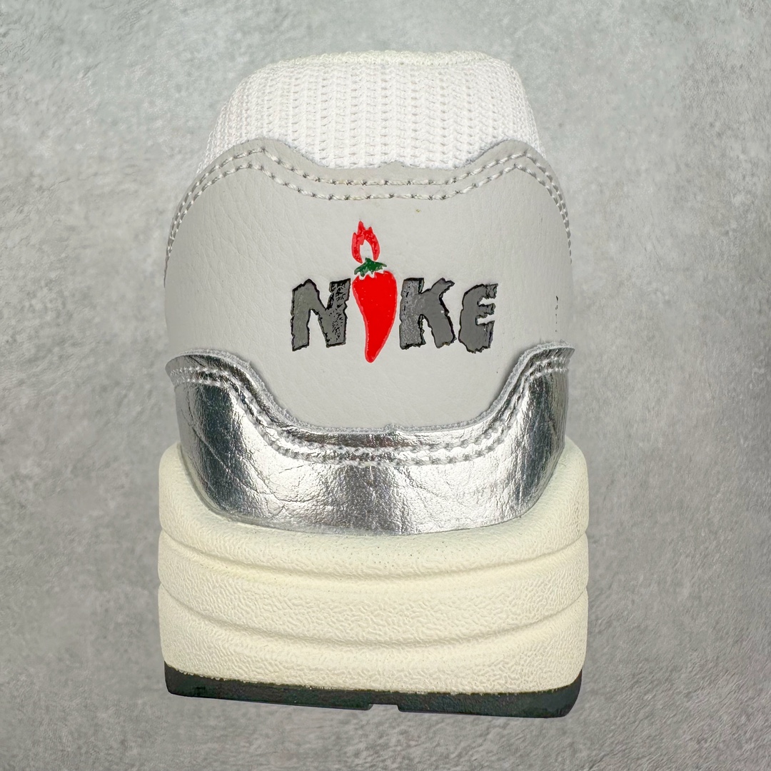 图片[8]-NK Air Max 1 初代复古气垫慢跑鞋 HJ4497-400 由Tinker Hatfeld和Mark Parker在1987年设计 灵感来自于巴黎蓬皮杜中心 在参观了蓬皮杜中心之后提出了Air Max的标志性开窗可视气垫的理念 并将其实际开发成功 是NK史上第一双可视气垫跑鞋 凭借着Air Max气垫带来的舒适脚感和鞋面面料上的不断精进才使得Air Max 1在现如今都是复古慢跑鞋的首选 深厚的历史渊源 独特的流线形设计 极为复古的外观使得它深受鞋迷的喜爱 尺码：36 36.5 37.5 38 38.5 39 40 40.5 41 42 42.5 43 44 44.5 45-选品中心