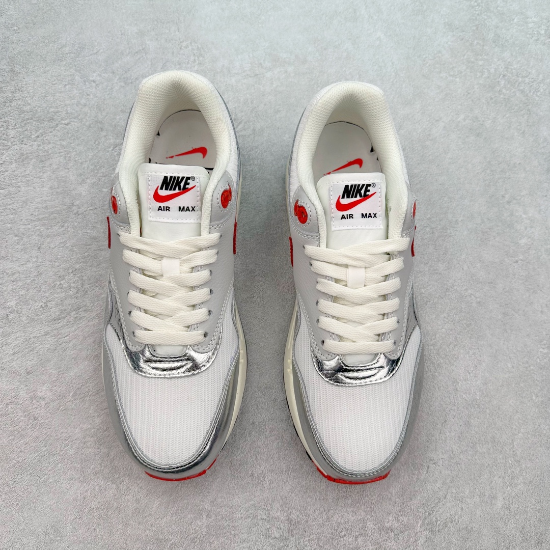 图片[2]-NK Air Max 1 初代复古气垫慢跑鞋 HJ4497-400 由Tinker Hatfeld和Mark Parker在1987年设计 灵感来自于巴黎蓬皮杜中心 在参观了蓬皮杜中心之后提出了Air Max的标志性开窗可视气垫的理念 并将其实际开发成功 是NK史上第一双可视气垫跑鞋 凭借着Air Max气垫带来的舒适脚感和鞋面面料上的不断精进才使得Air Max 1在现如今都是复古慢跑鞋的首选 深厚的历史渊源 独特的流线形设计 极为复古的外观使得它深受鞋迷的喜爱 尺码：36 36.5 37.5 38 38.5 39 40 40.5 41 42 42.5 43 44 44.5 45-选品中心