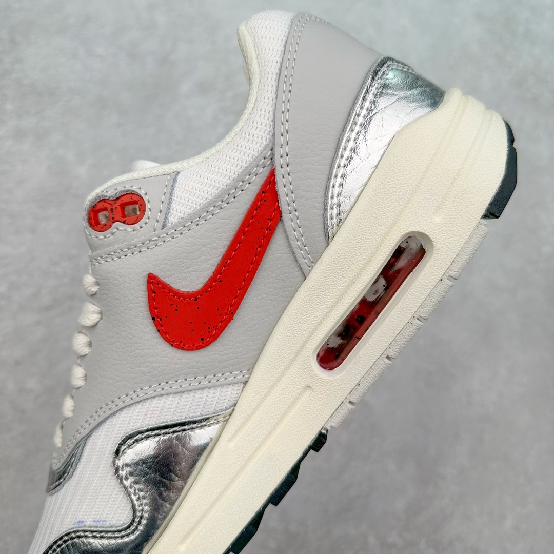 图片[7]-NK Air Max 1 初代复古气垫慢跑鞋 HJ4497-400 由Tinker Hatfeld和Mark Parker在1987年设计 灵感来自于巴黎蓬皮杜中心 在参观了蓬皮杜中心之后提出了Air Max的标志性开窗可视气垫的理念 并将其实际开发成功 是NK史上第一双可视气垫跑鞋 凭借着Air Max气垫带来的舒适脚感和鞋面面料上的不断精进才使得Air Max 1在现如今都是复古慢跑鞋的首选 深厚的历史渊源 独特的流线形设计 极为复古的外观使得它深受鞋迷的喜爱 尺码：36 36.5 37.5 38 38.5 39 40 40.5 41 42 42.5 43 44 44.5 45-选品中心